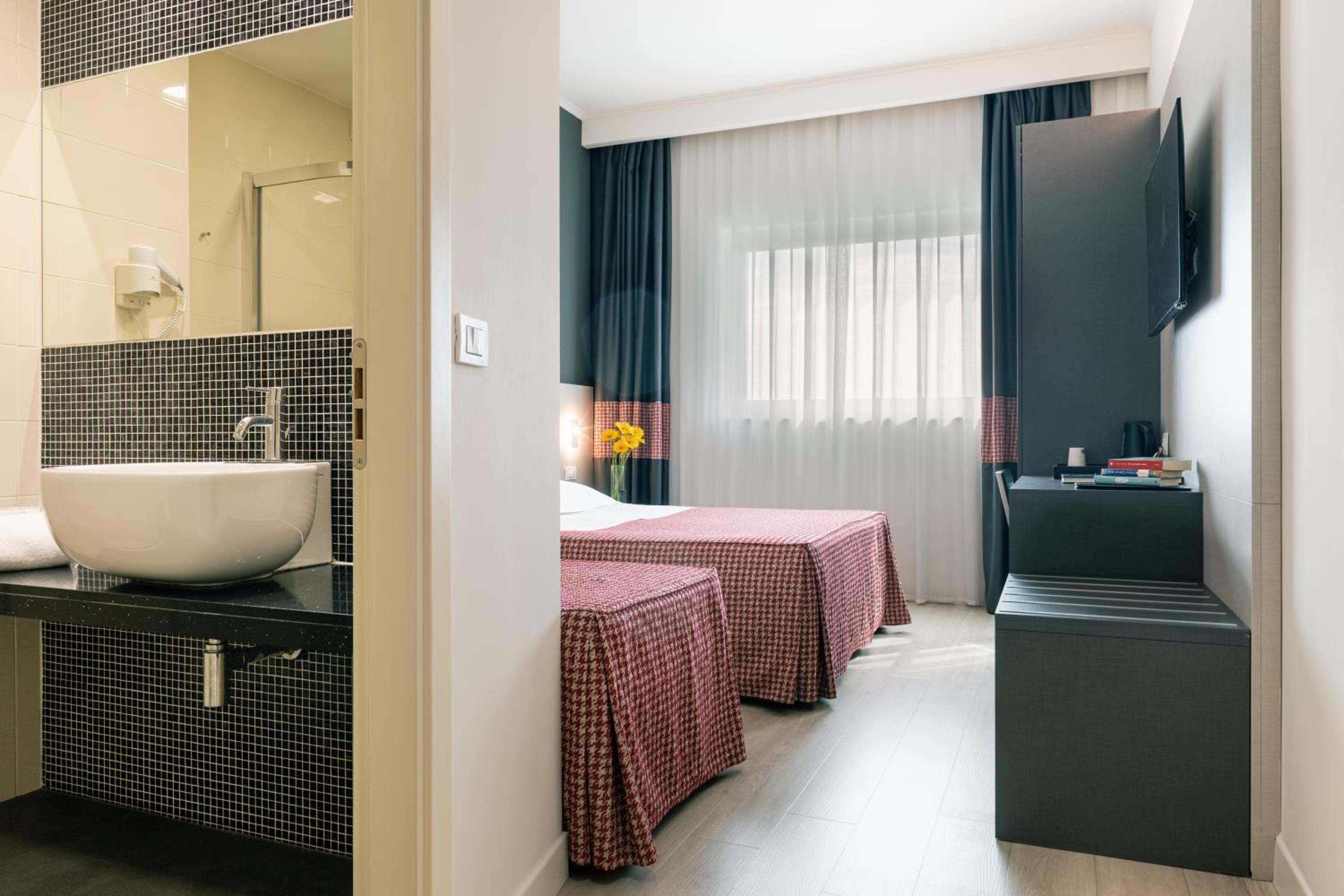 Superior Double or Twin Room - Photo 8