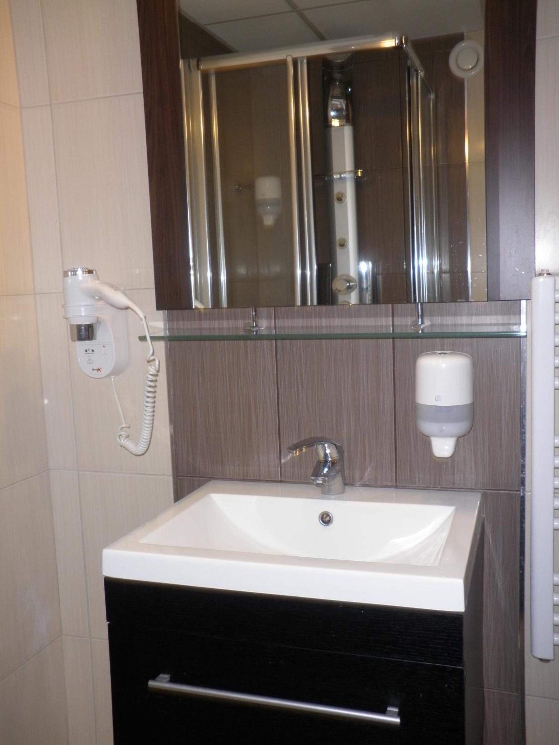 Twin Room - Photo 5