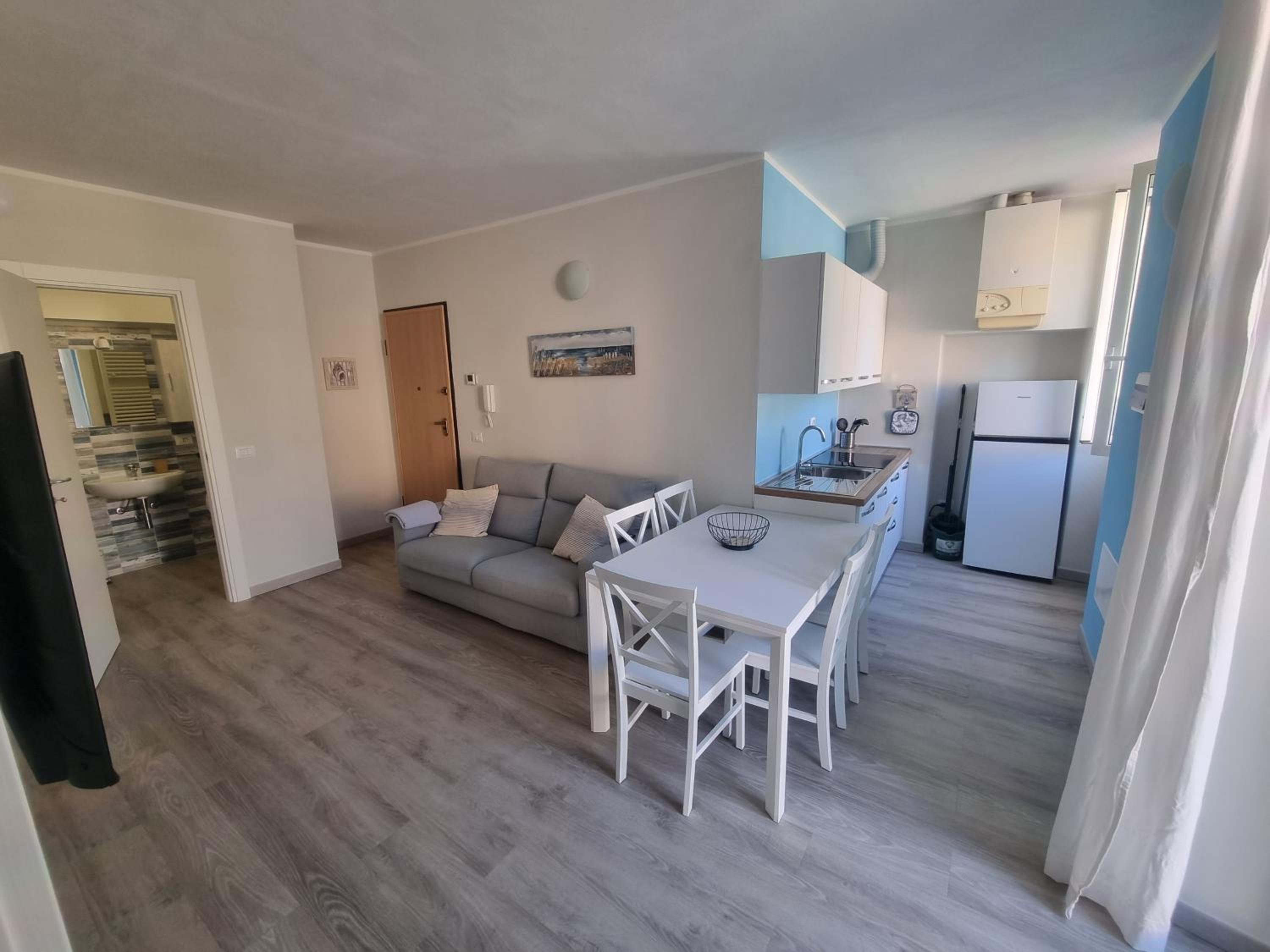 Two-Bedroom Apartment with Balcony photo 2