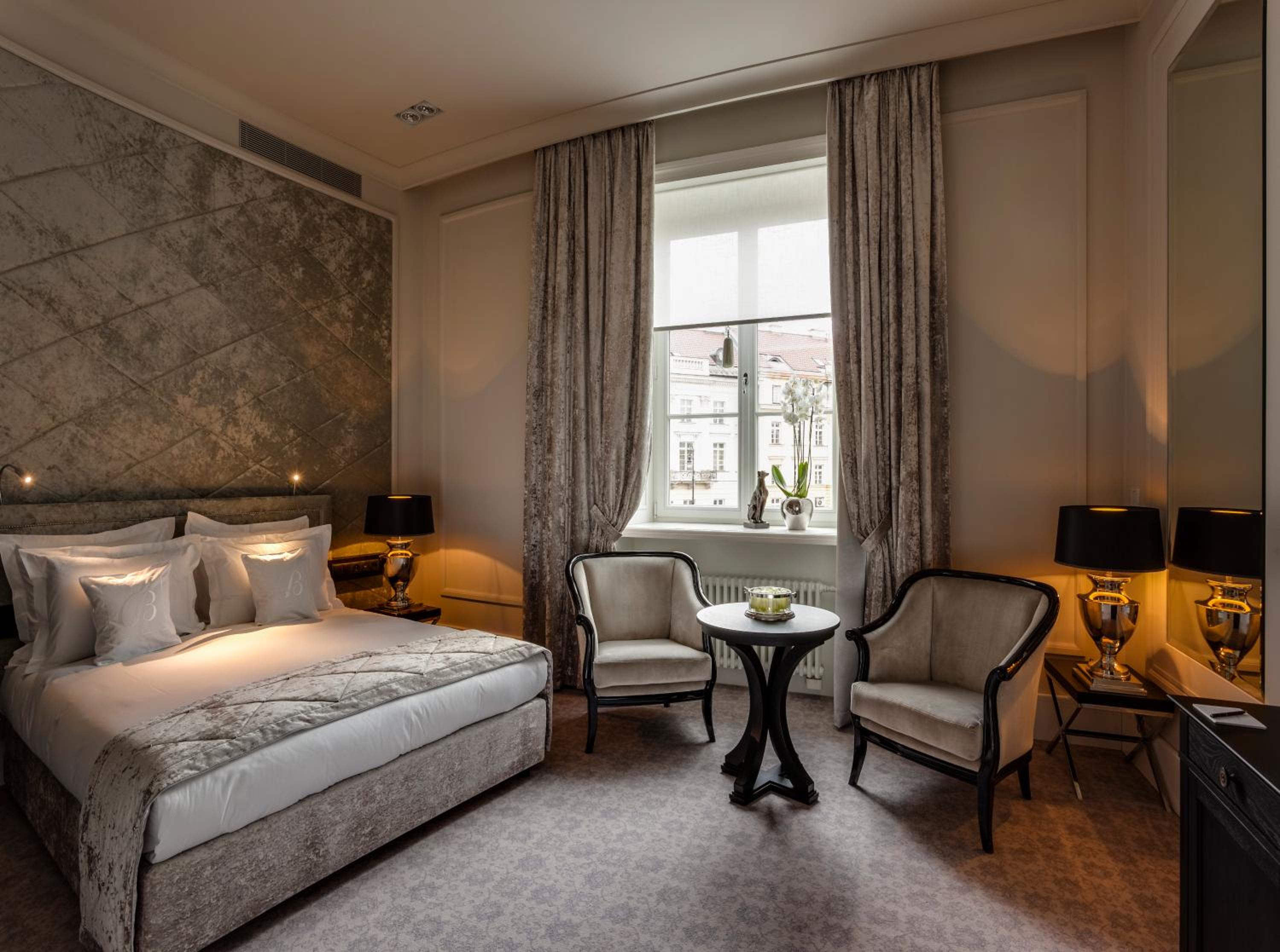 Superior King Room thumbnail 5