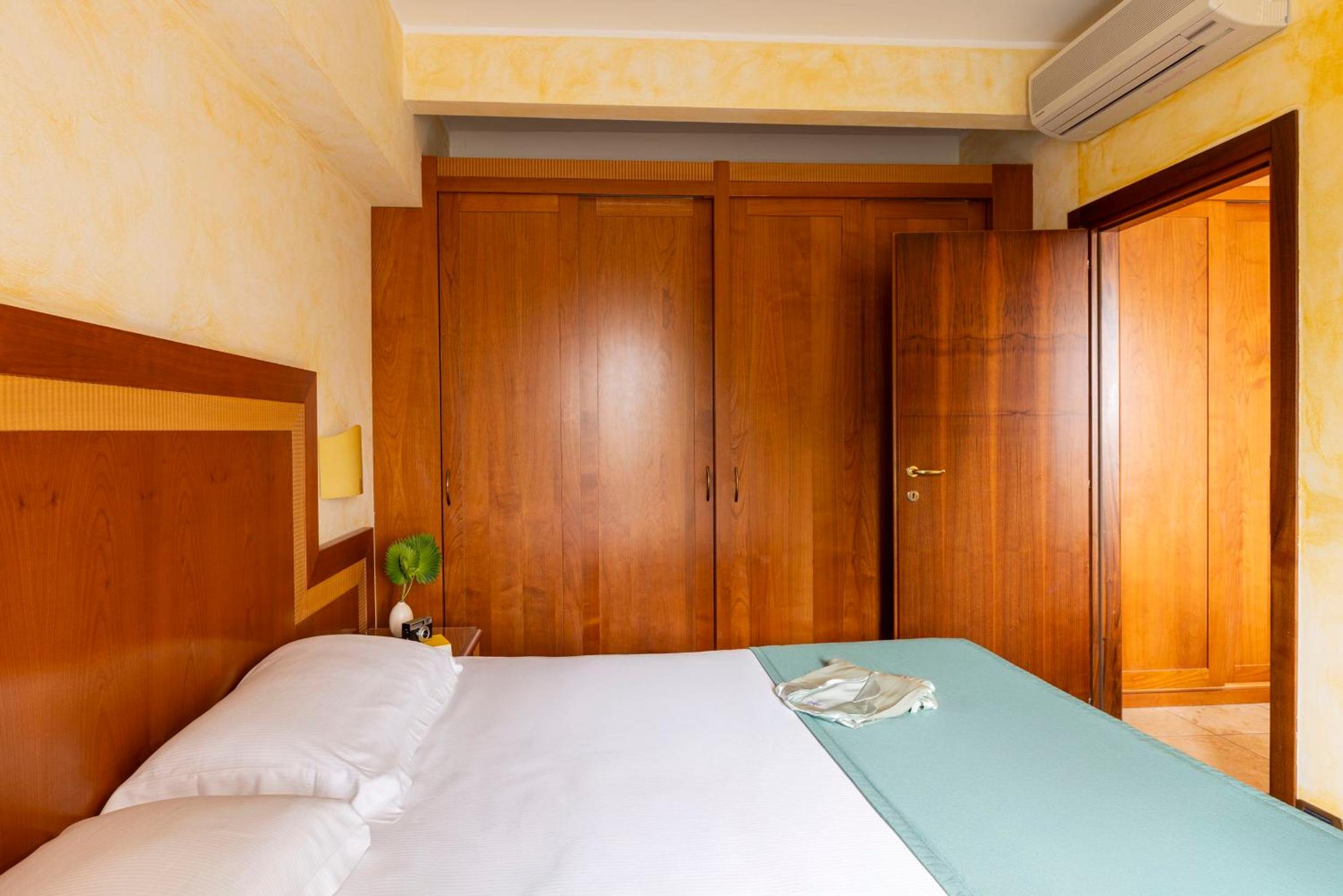 Superior Room with View - Photo 9