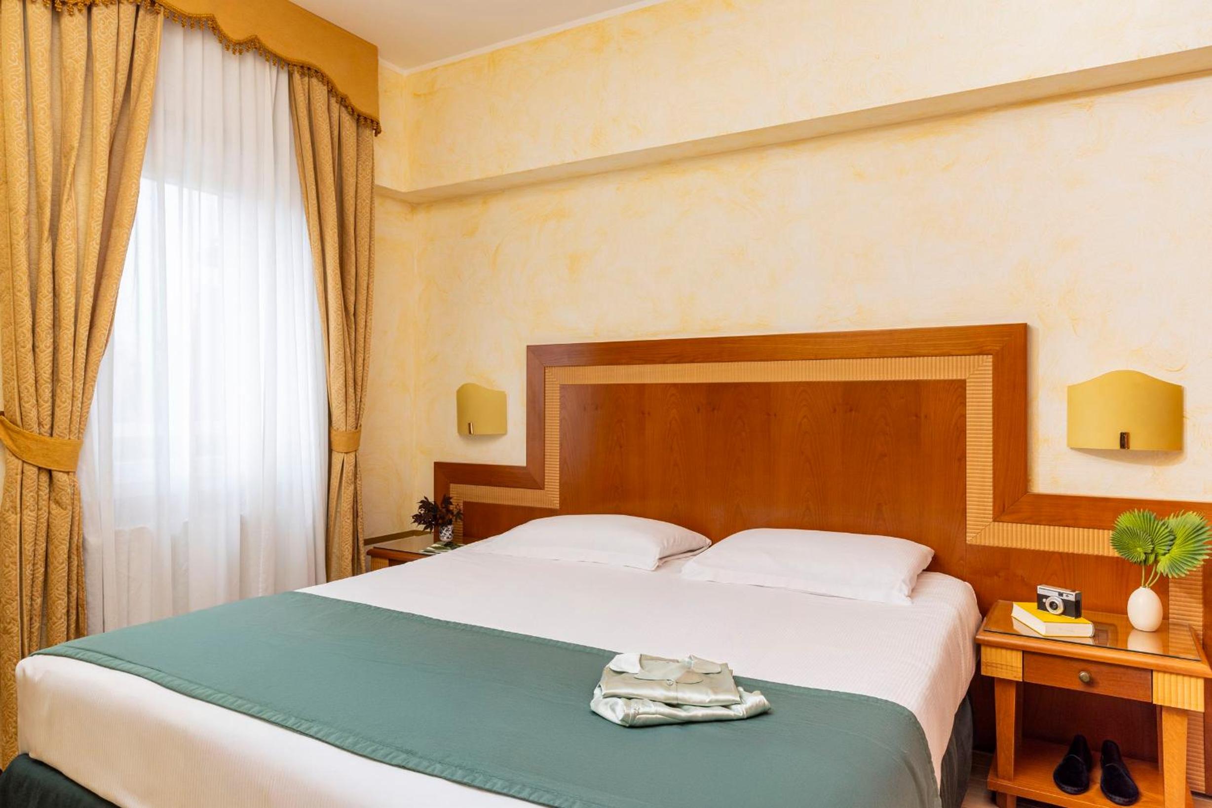 Superior Room with View - Photo 10