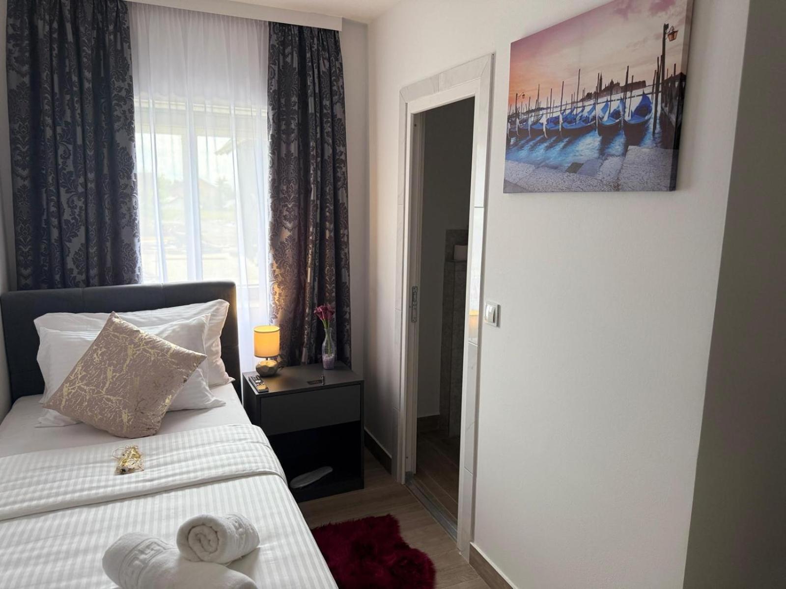 Single Room with Private Bathroom photo 2