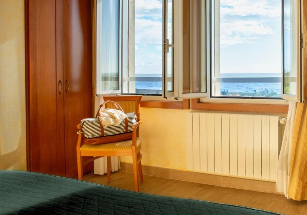 Superior Room with View - Photo 12