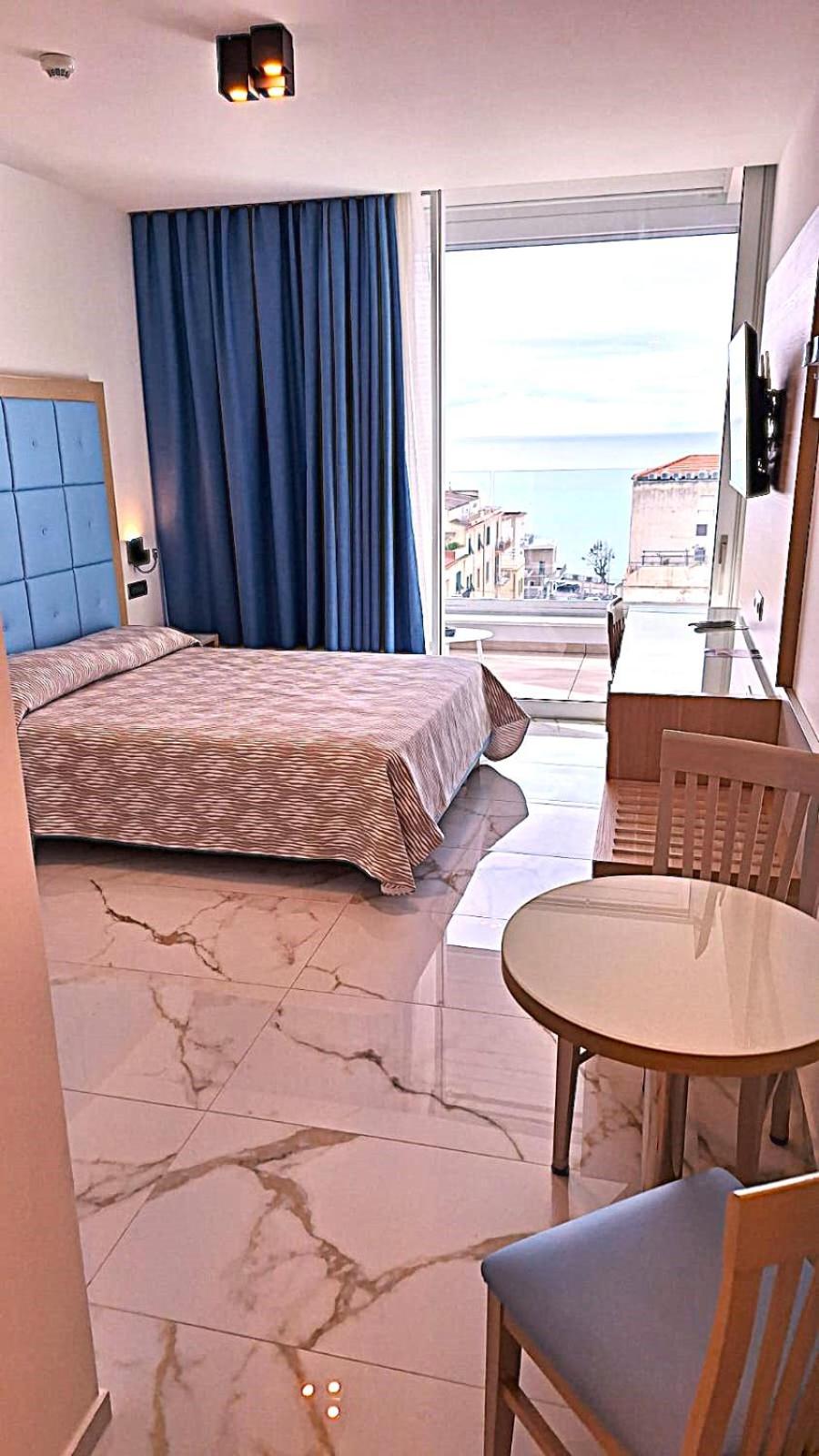 Deluxe Double Room with Sea View photo 2
