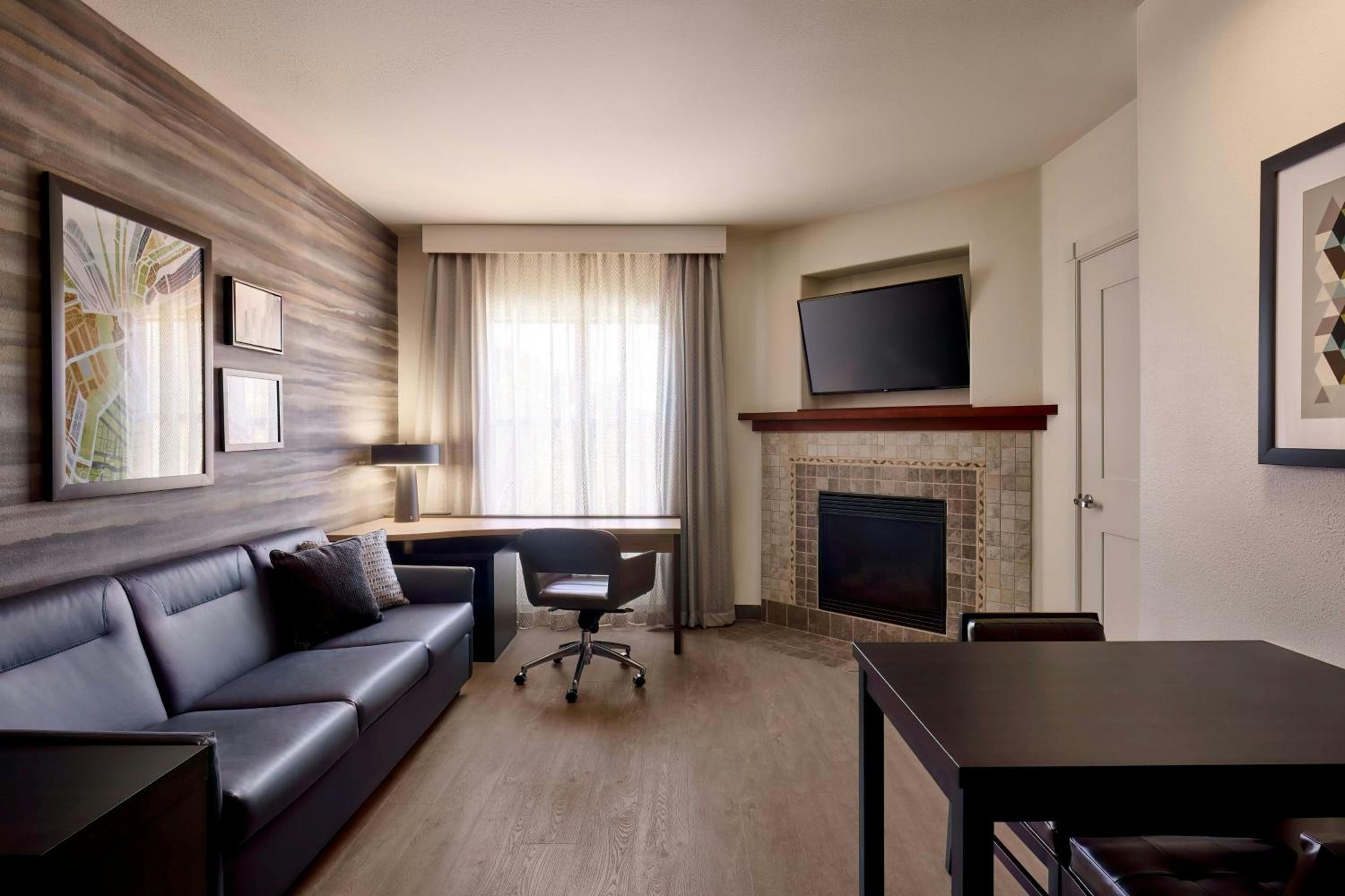 One-Bedroom Queen Suite with Sofa Bed - Mobility/Hearing Accessible with Tub