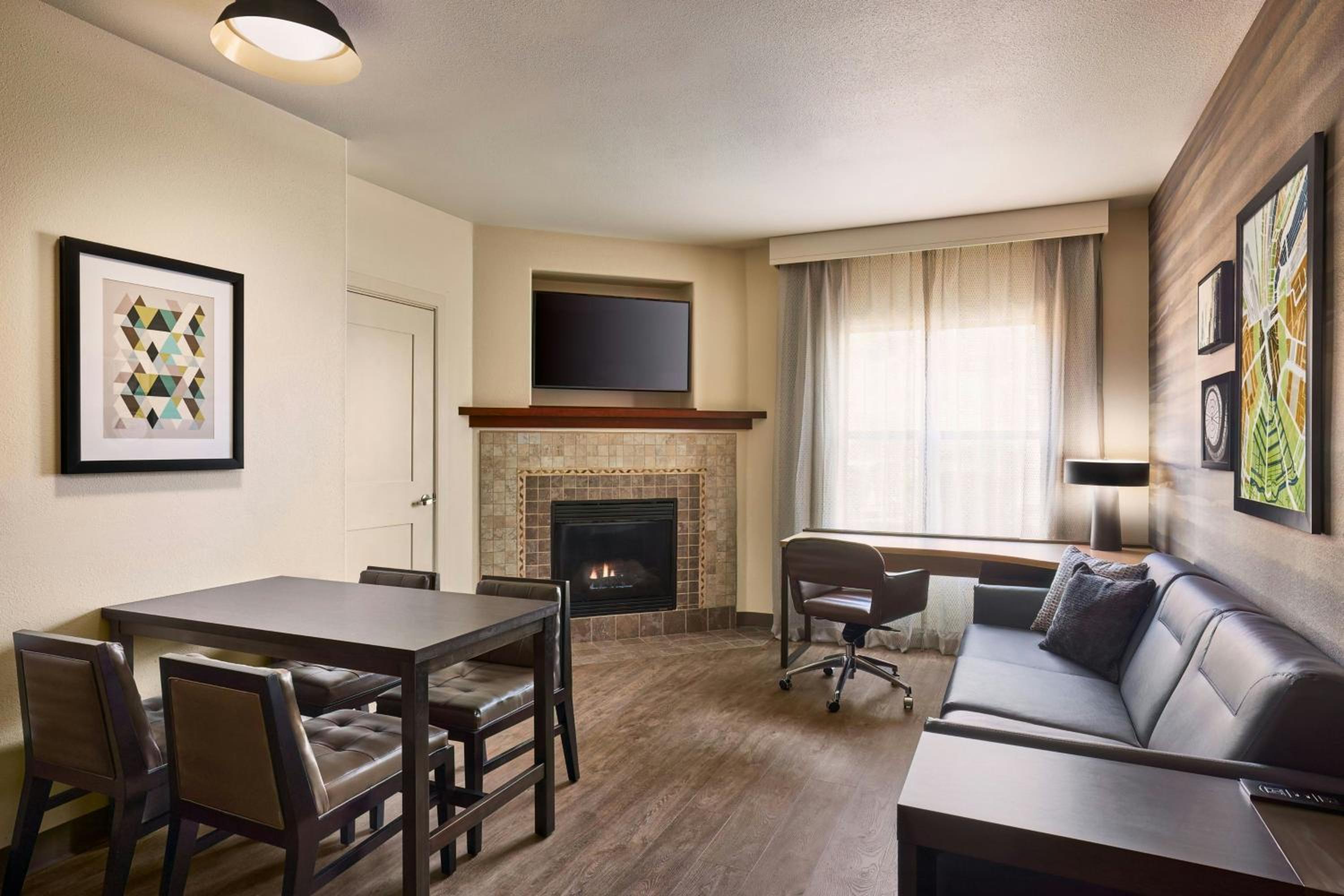 One-Bedroom Queen Suite with Sofa Bed - Mobility/Hearing Accessible with Tub photo 3