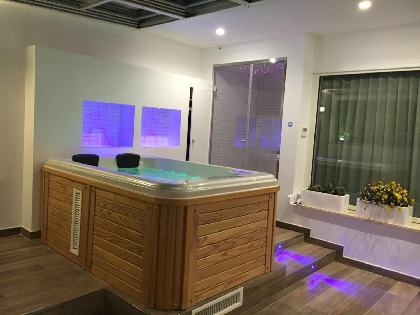 Suite with Hot Tub - Photo 5