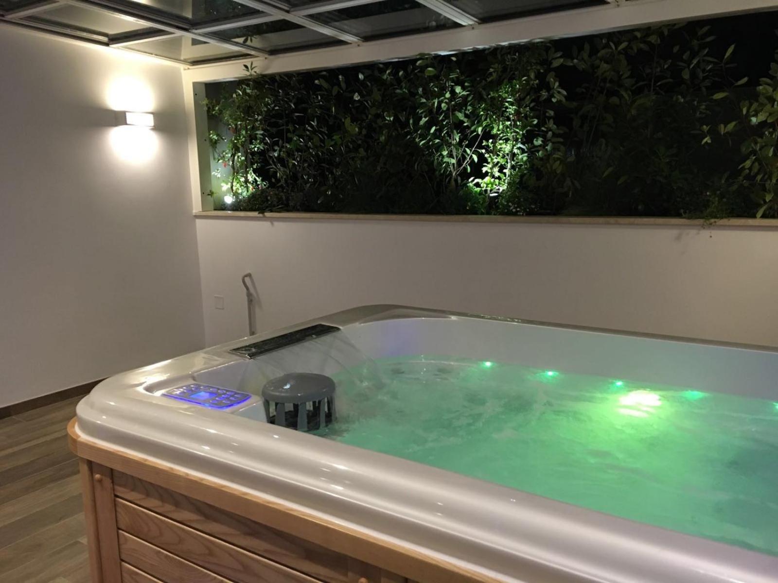 Suite with Hot Tub - Photo 2