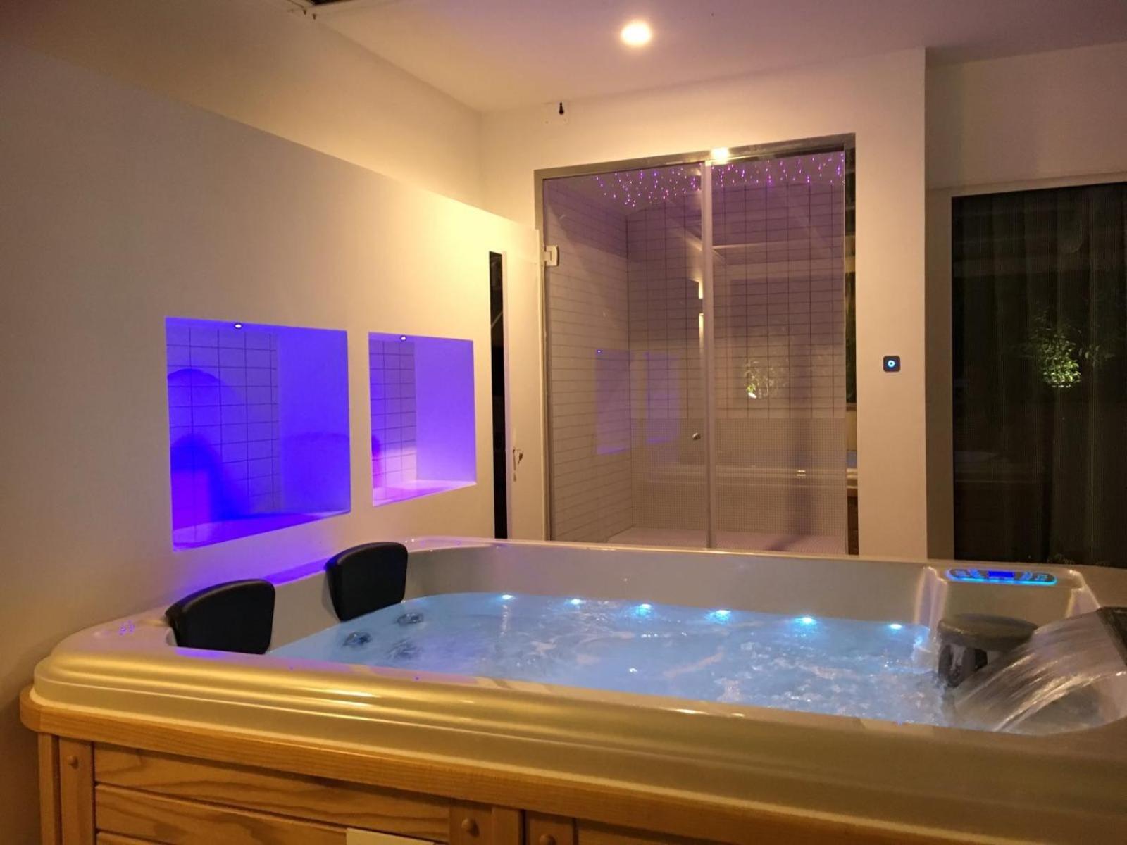 Suite with Hot Tub - Photo 4