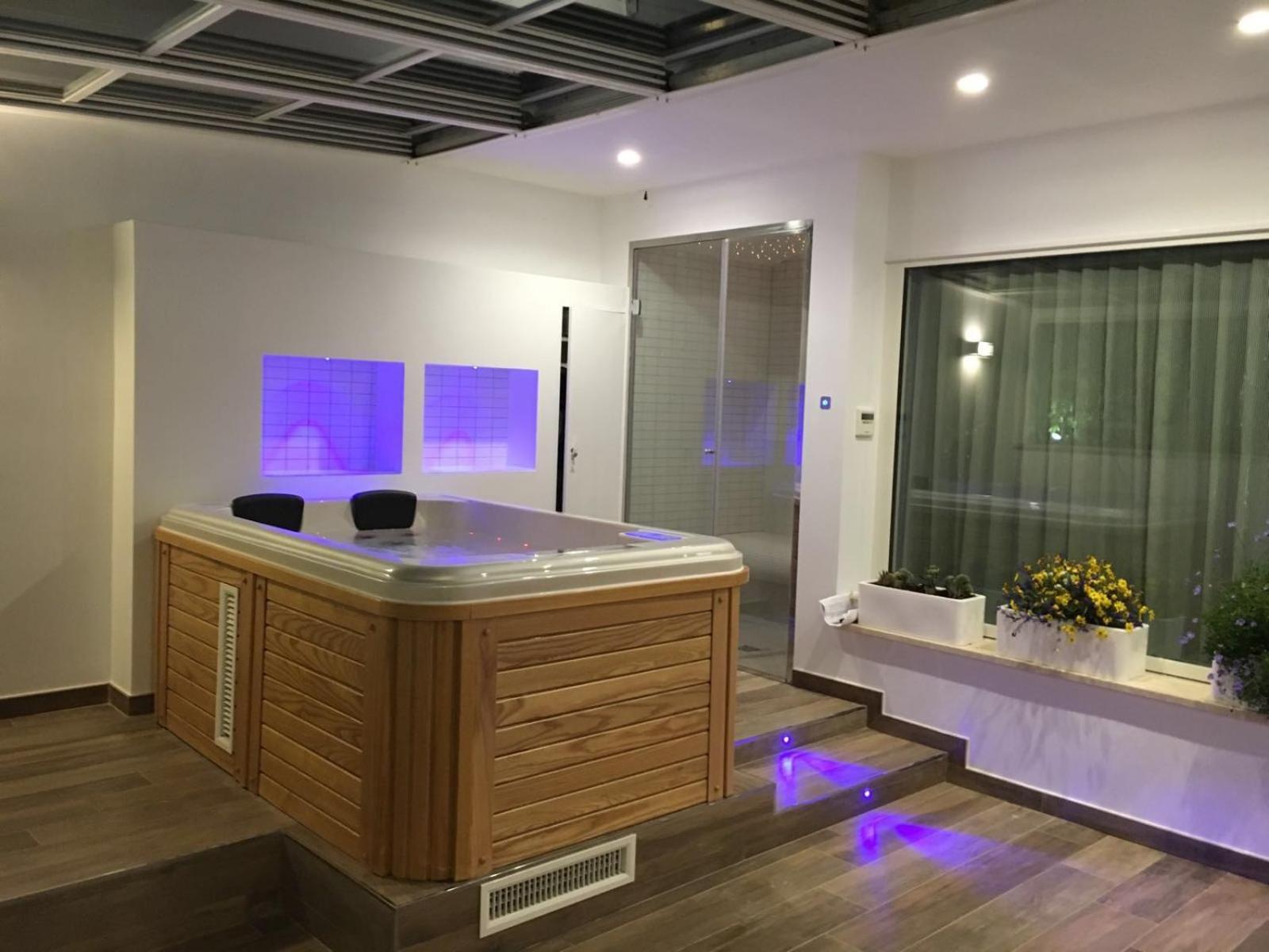 Suite with Hot Tub - Photo 3
