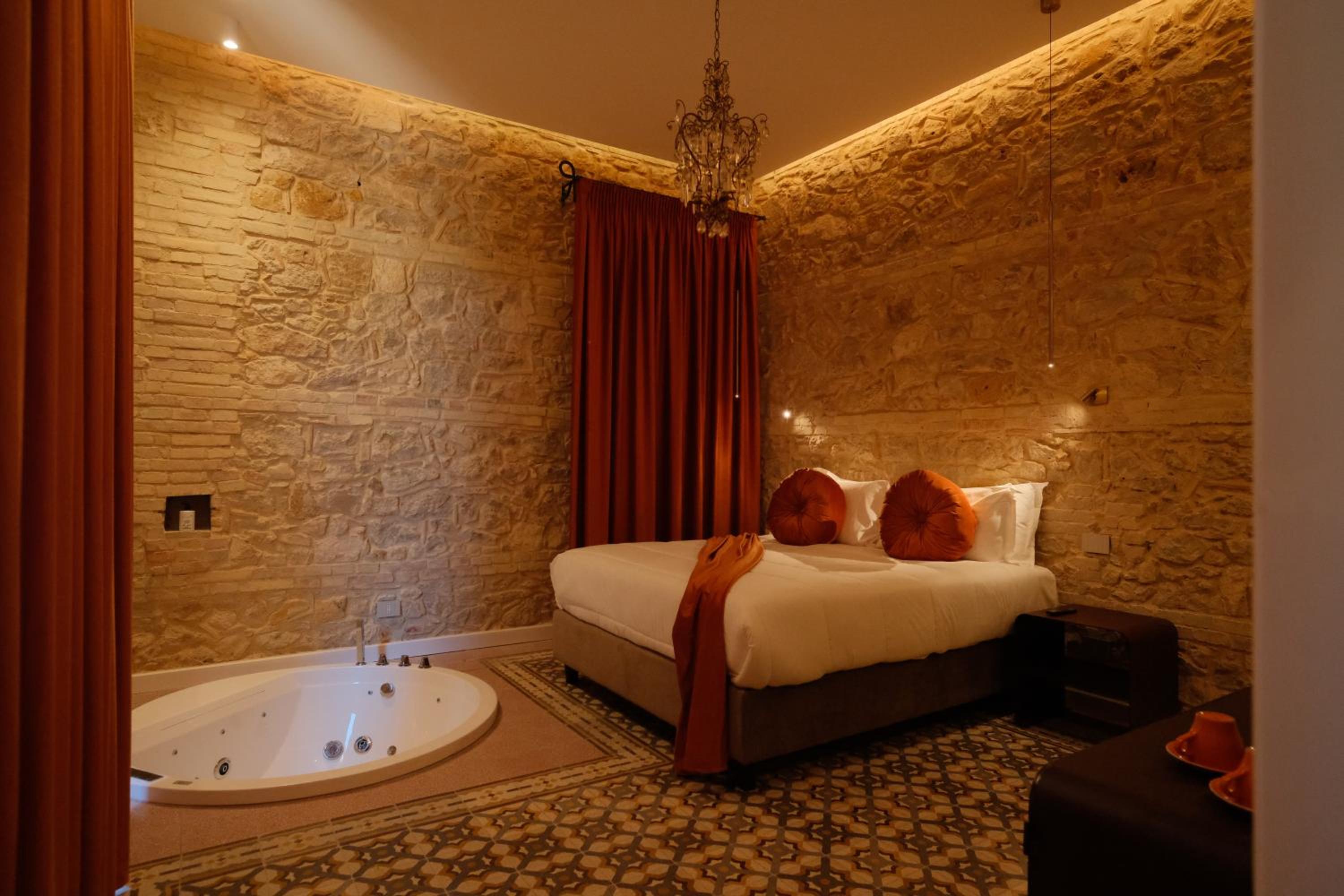 Queen Suite with Spa Bath photo 1