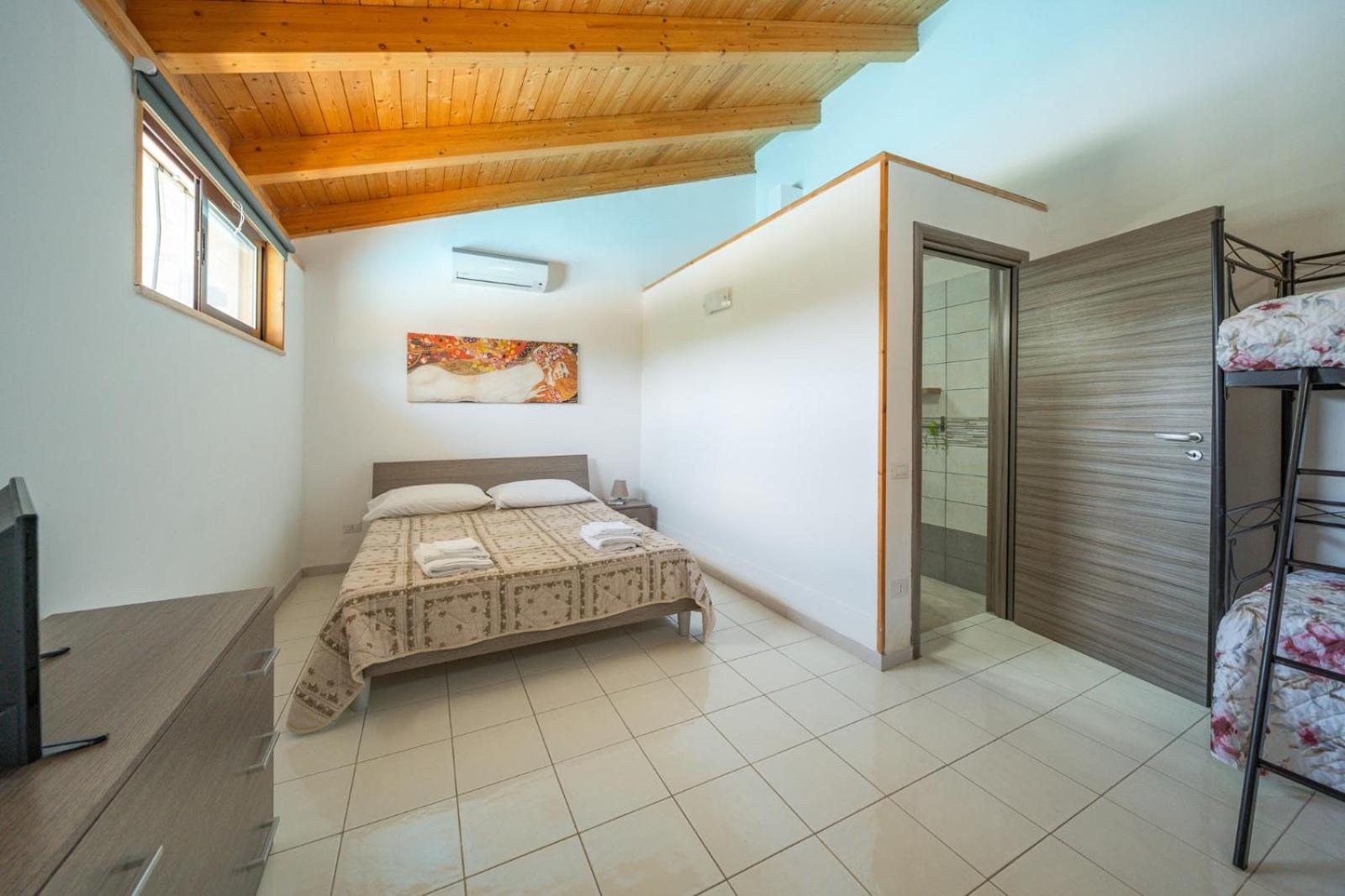One-Bedroom House - Photo 3