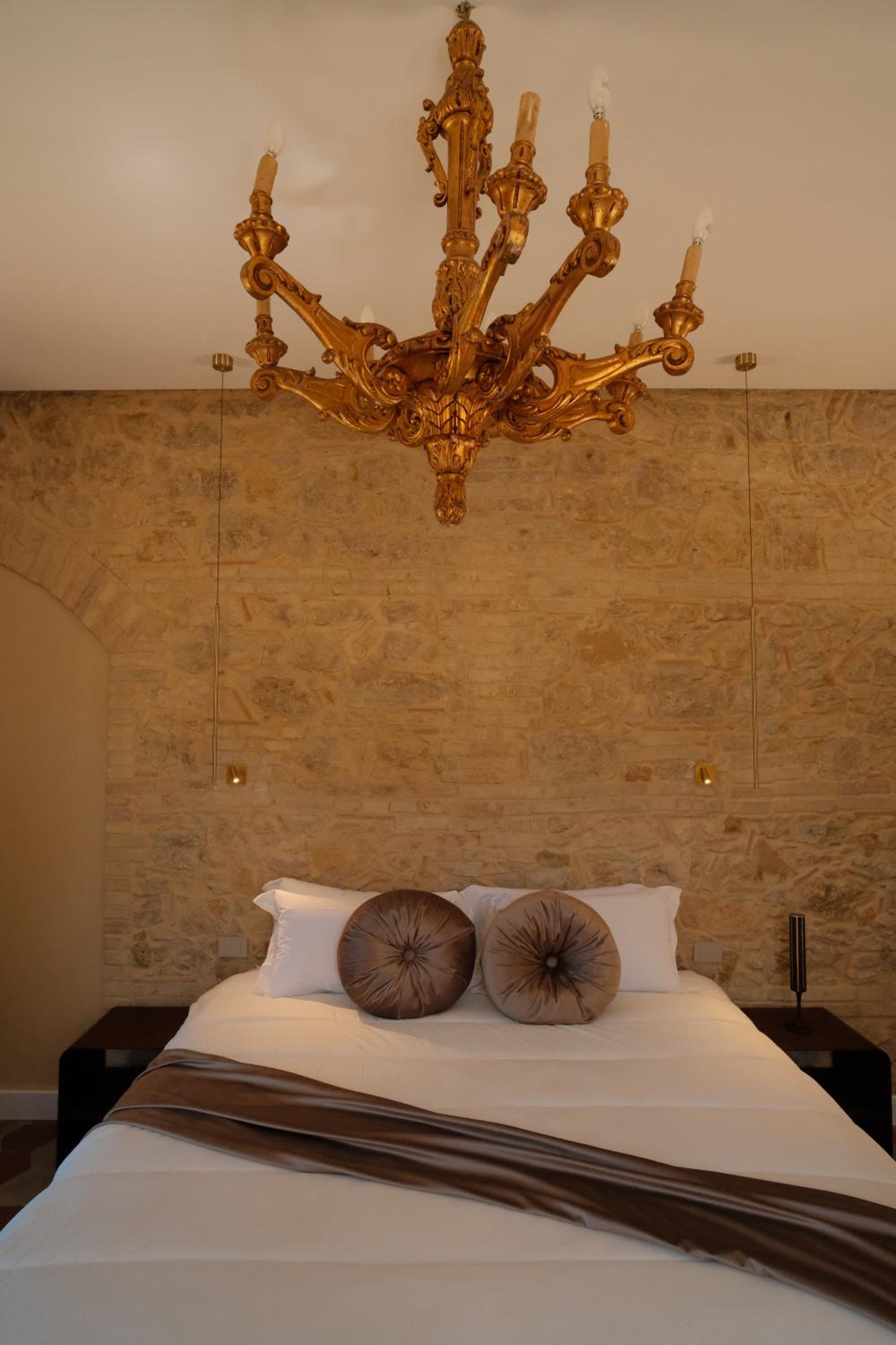 Queen Suite with Spa Bath photo 3