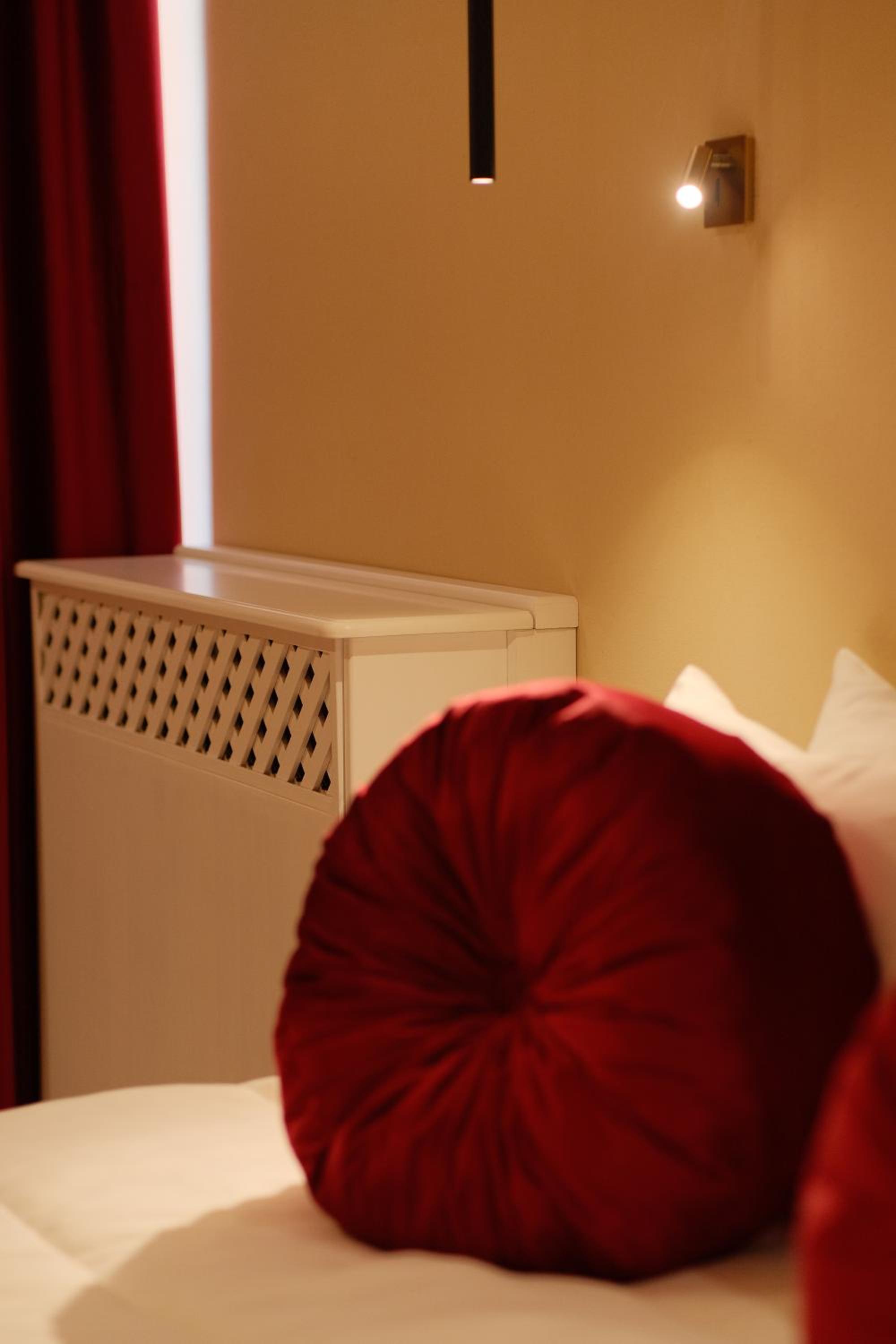 Queen Suite with Spa Bath photo 2