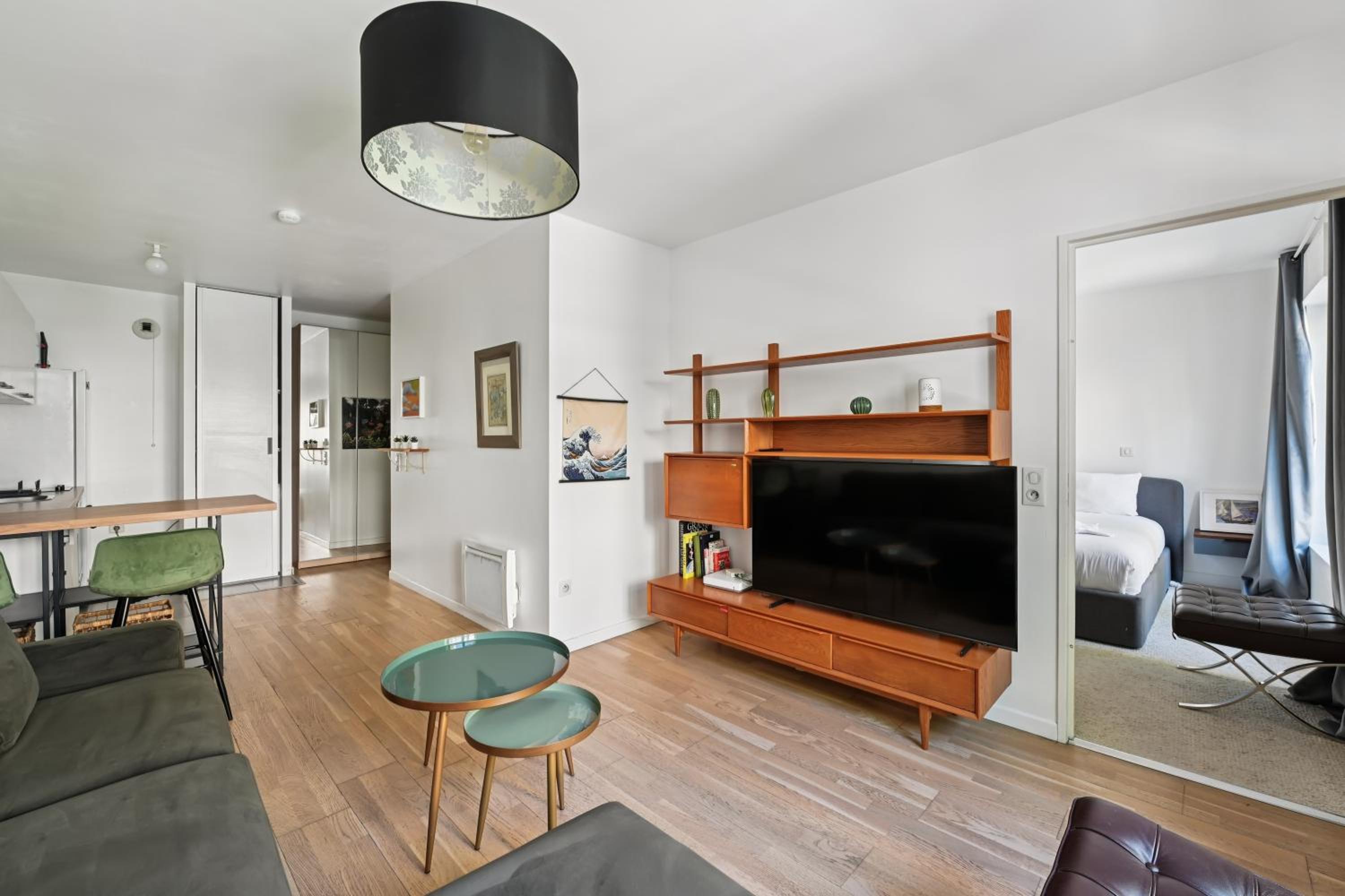 Deluxe One-Bedroom Apartment