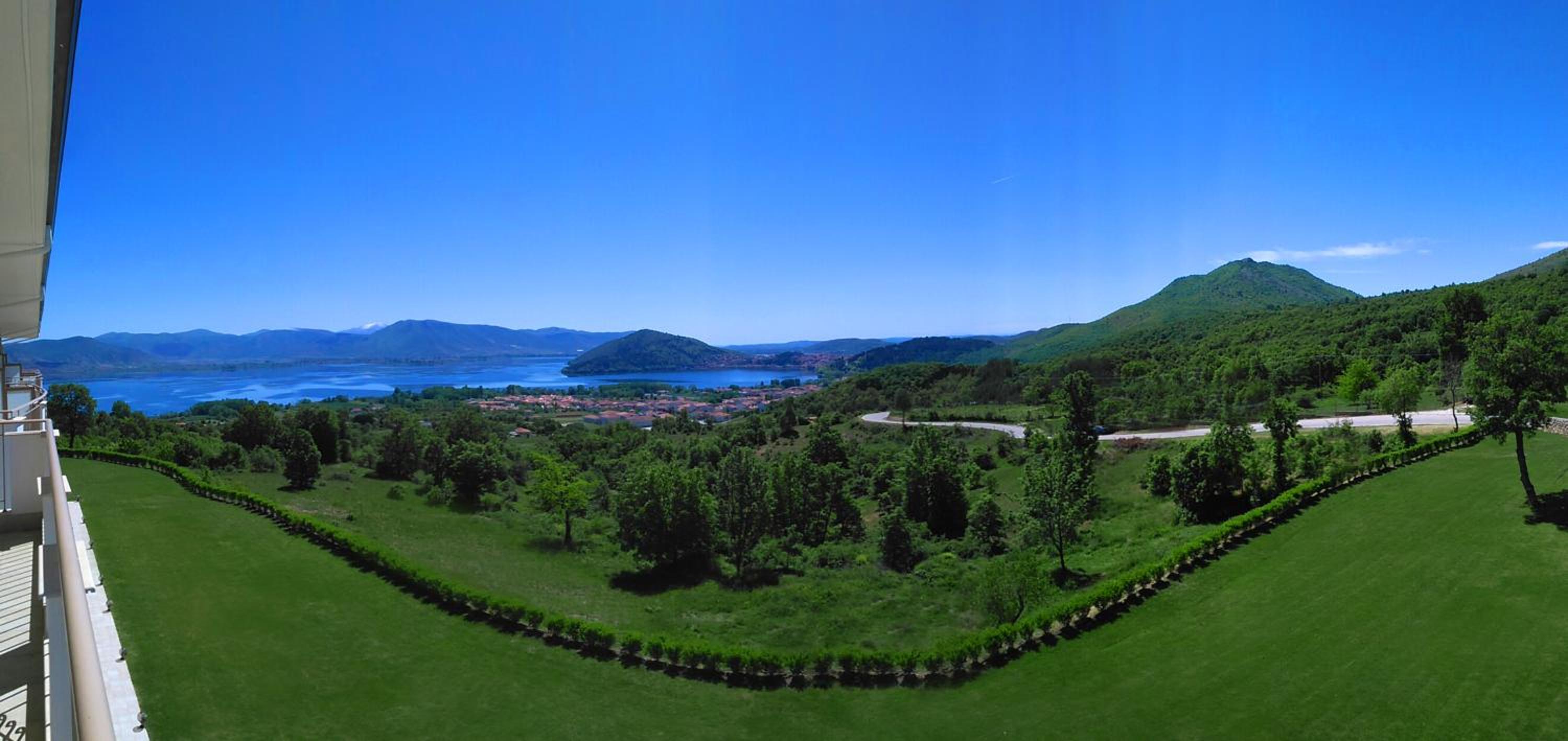 Double or Twin Room with Lake View - Photo 9