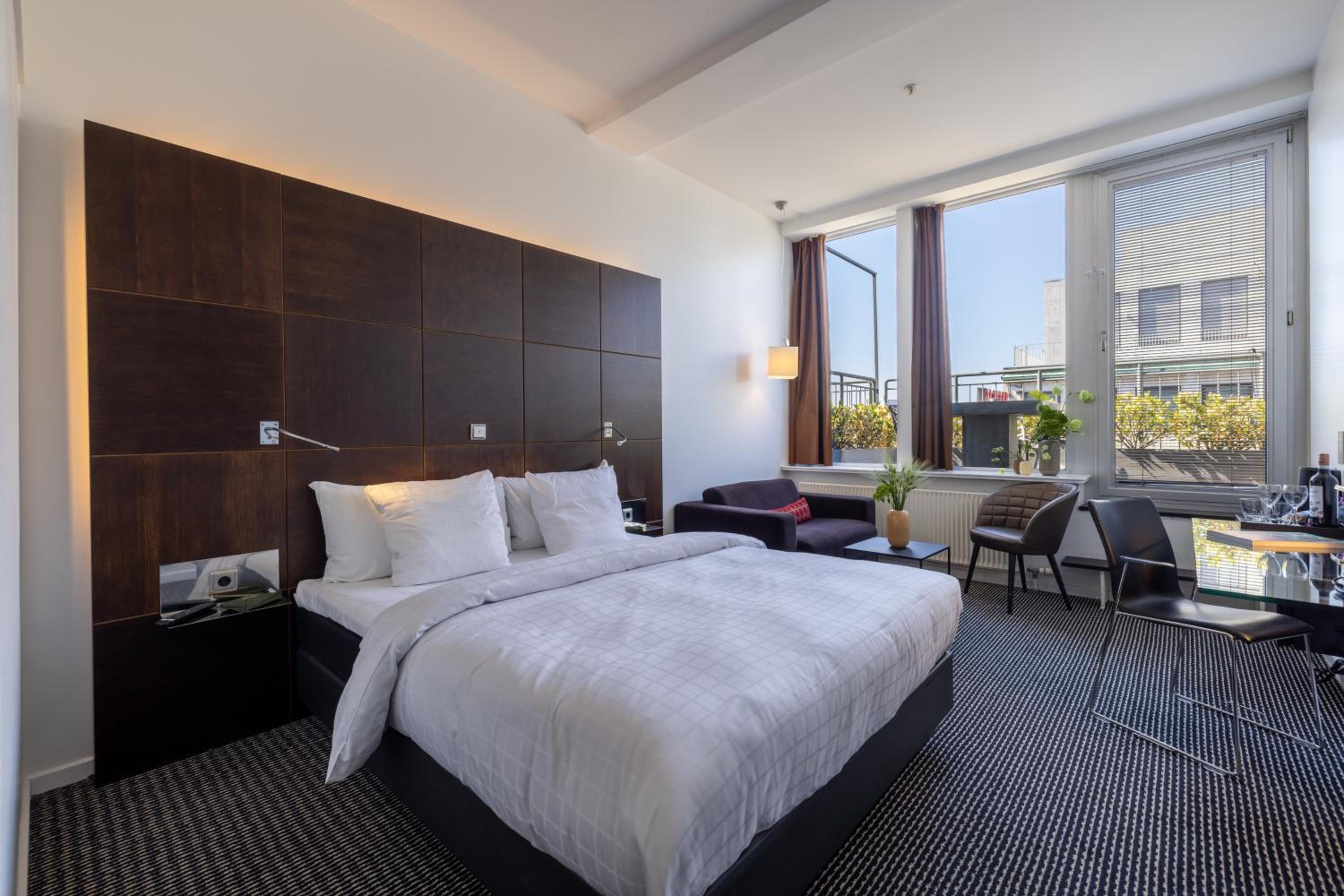 Executive King Deluxe with Lounge Access - Photo 2