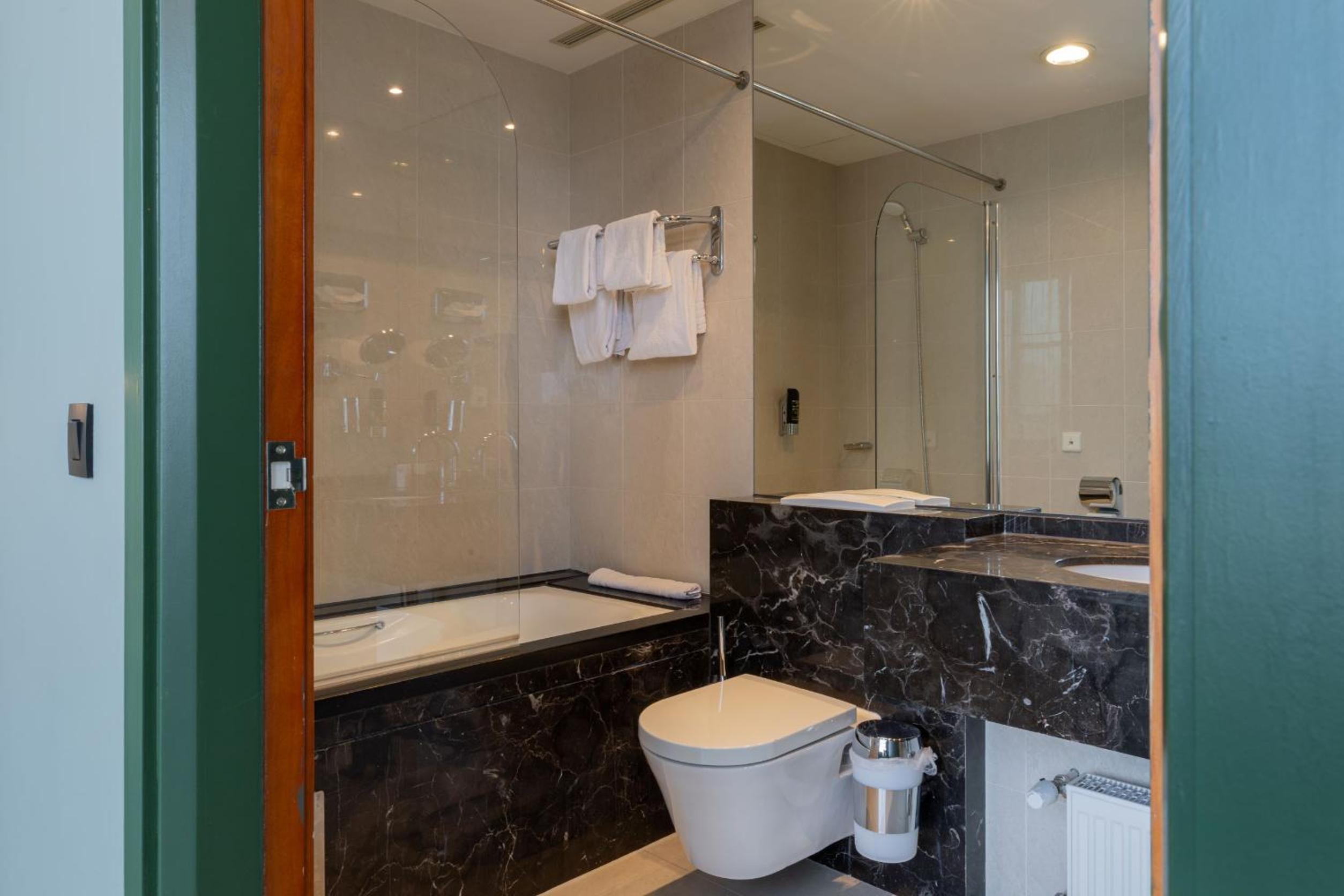Deluxe Junior Suite - Photo 4