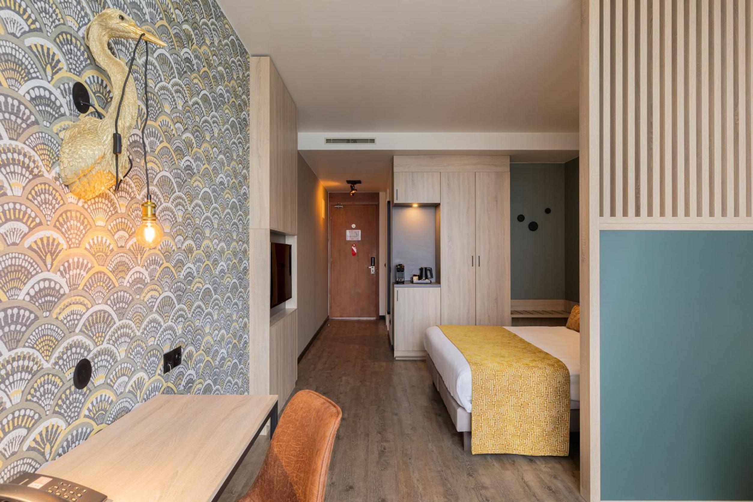 Deluxe Junior Suite - Photo 10
