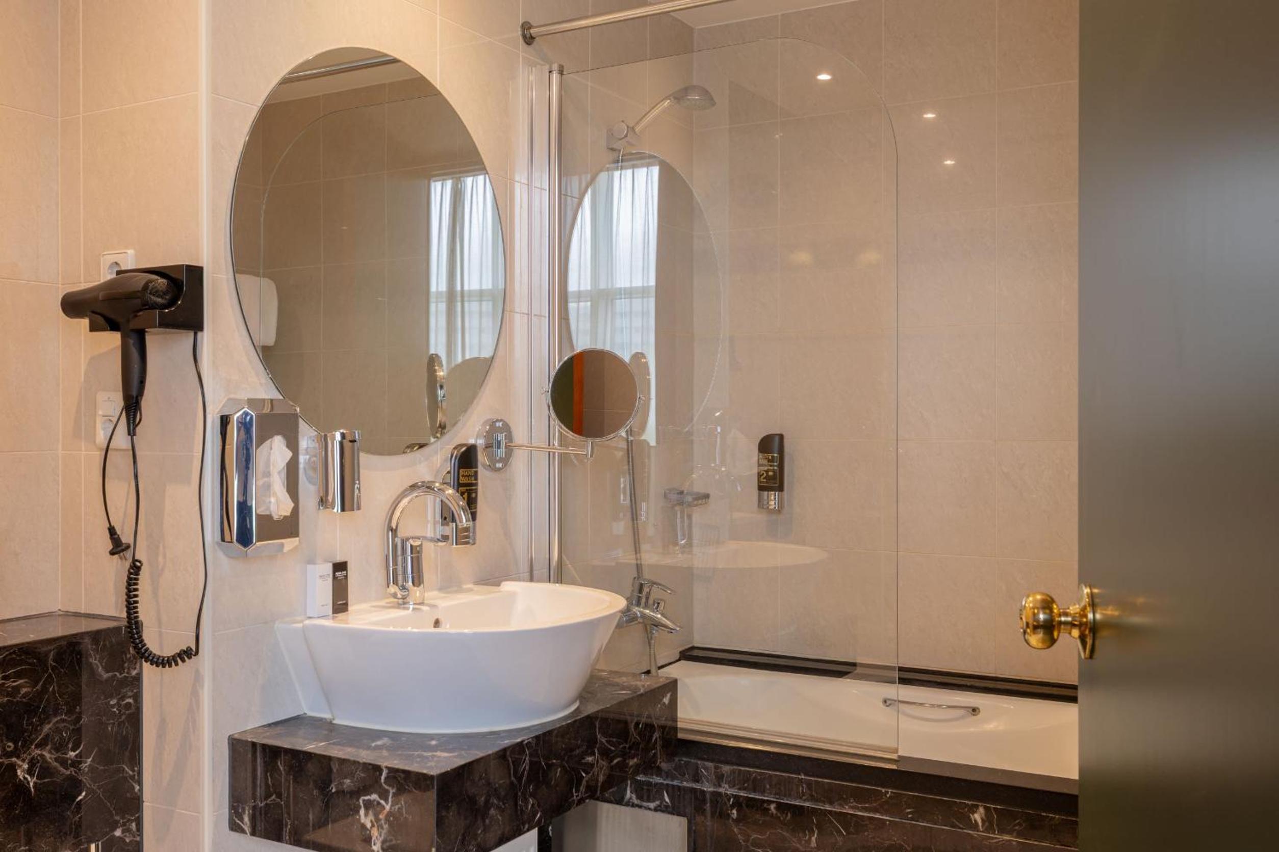 Deluxe Junior Suite - Photo 12