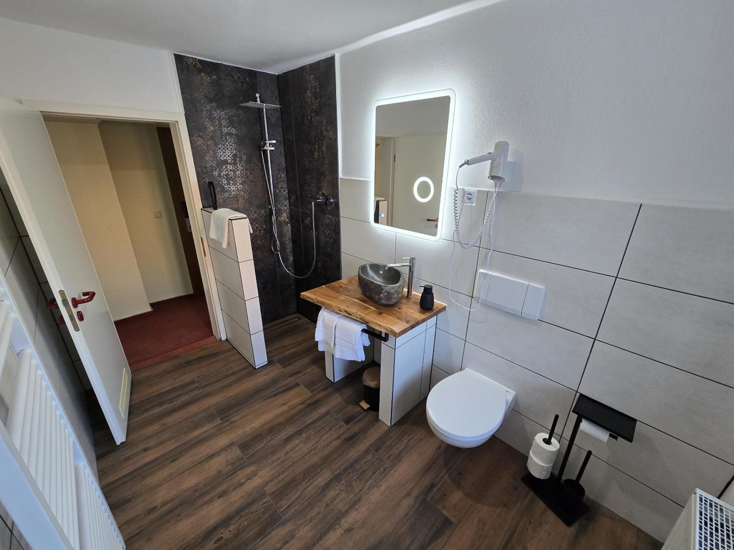 Large Double Room - Photo 4