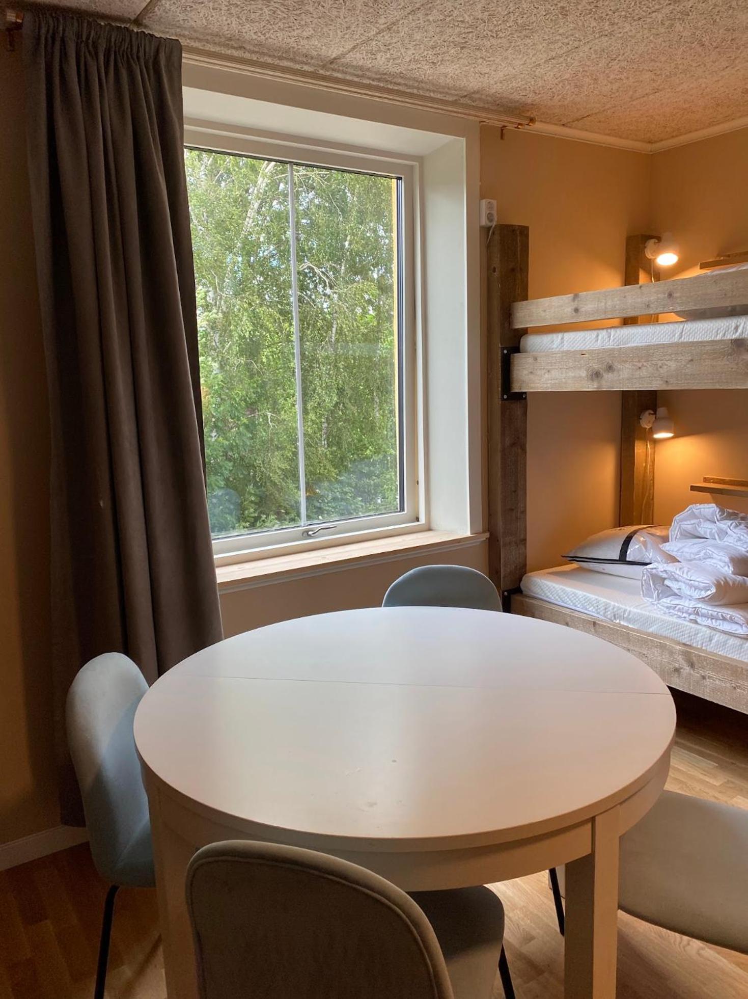 Family Room with Shared Bathroom photo 1