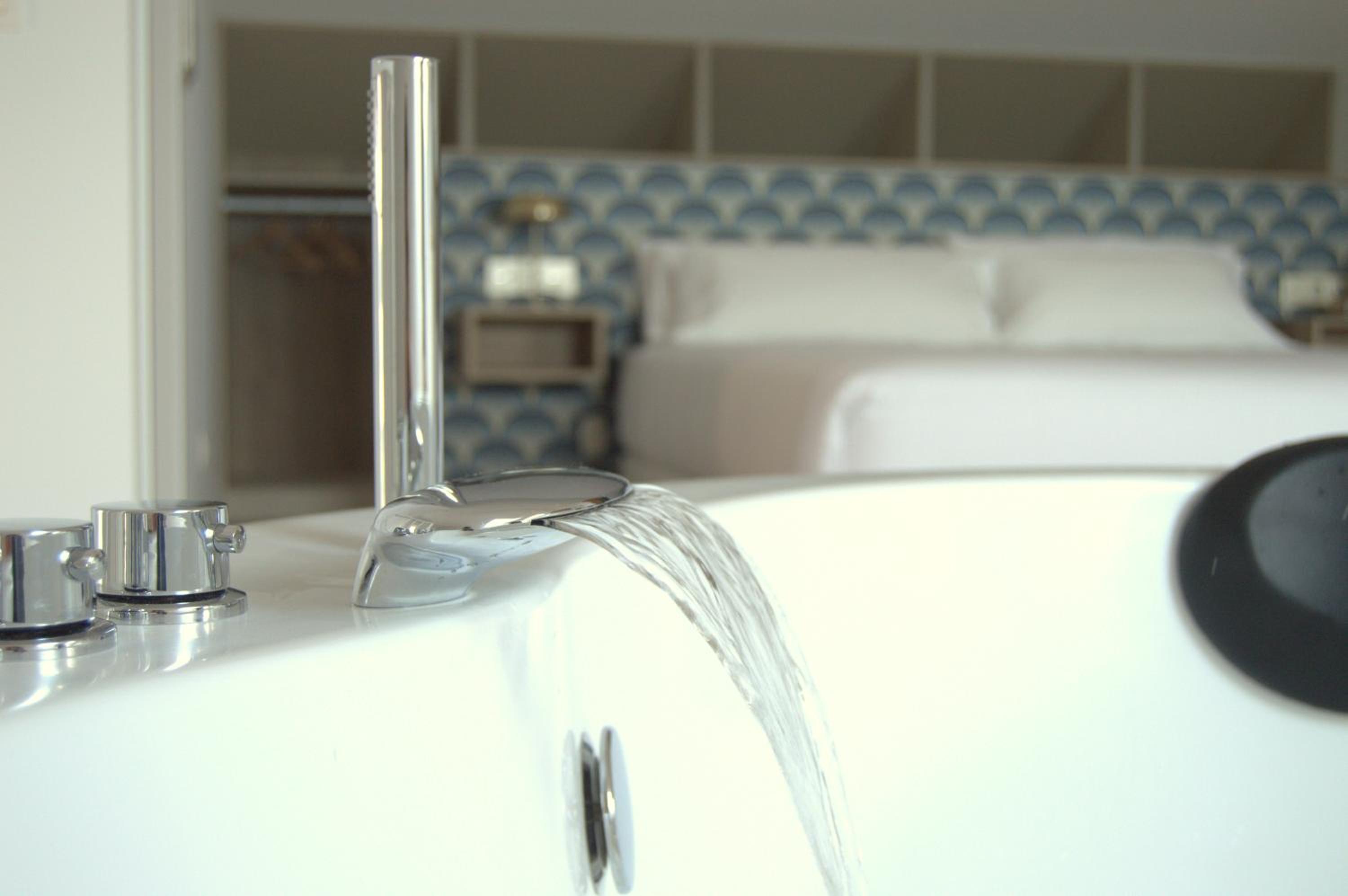 Deluxe Suite with Spa Bath photo 2