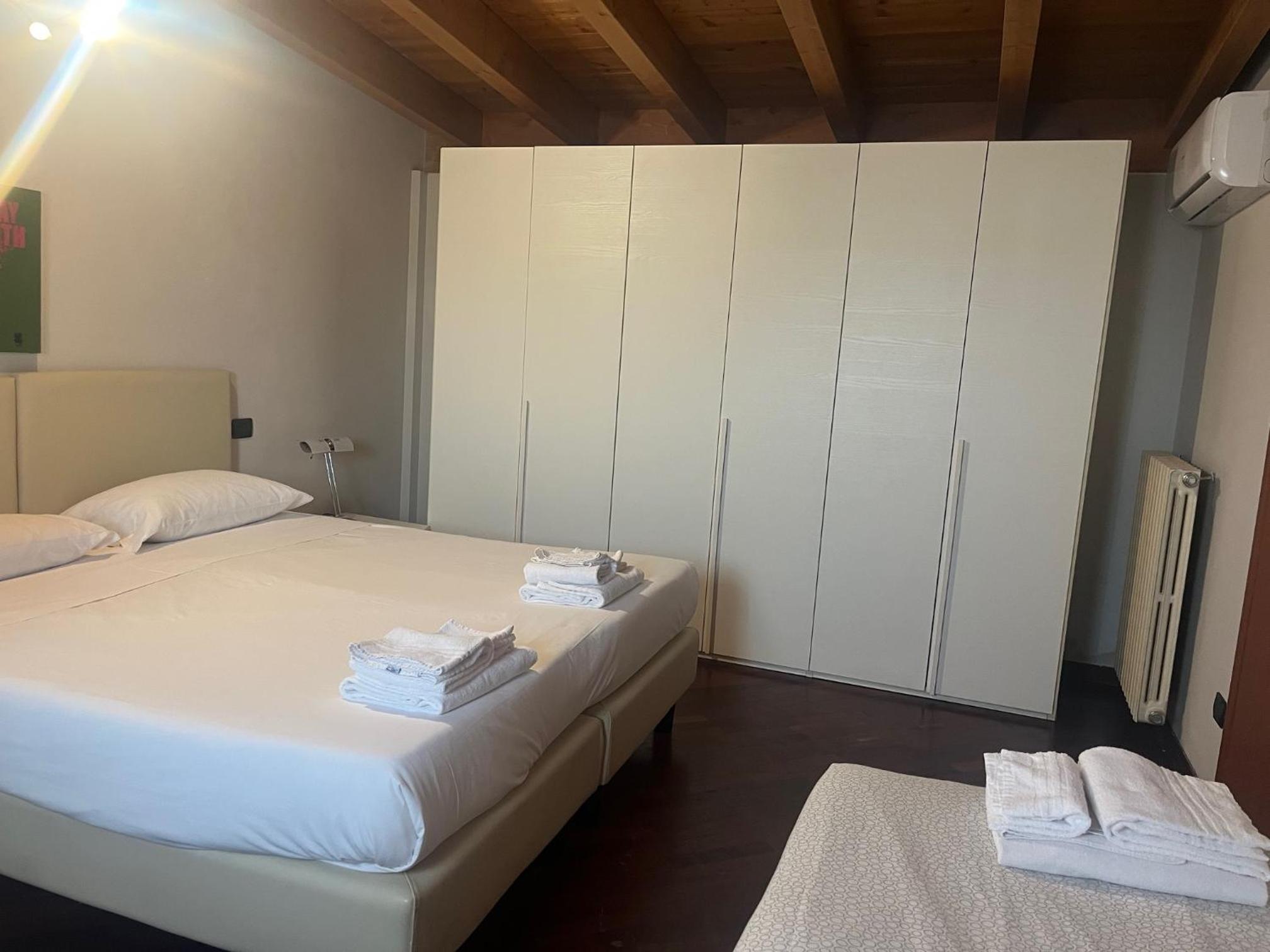 Deluxe One-Bedroom Apartment