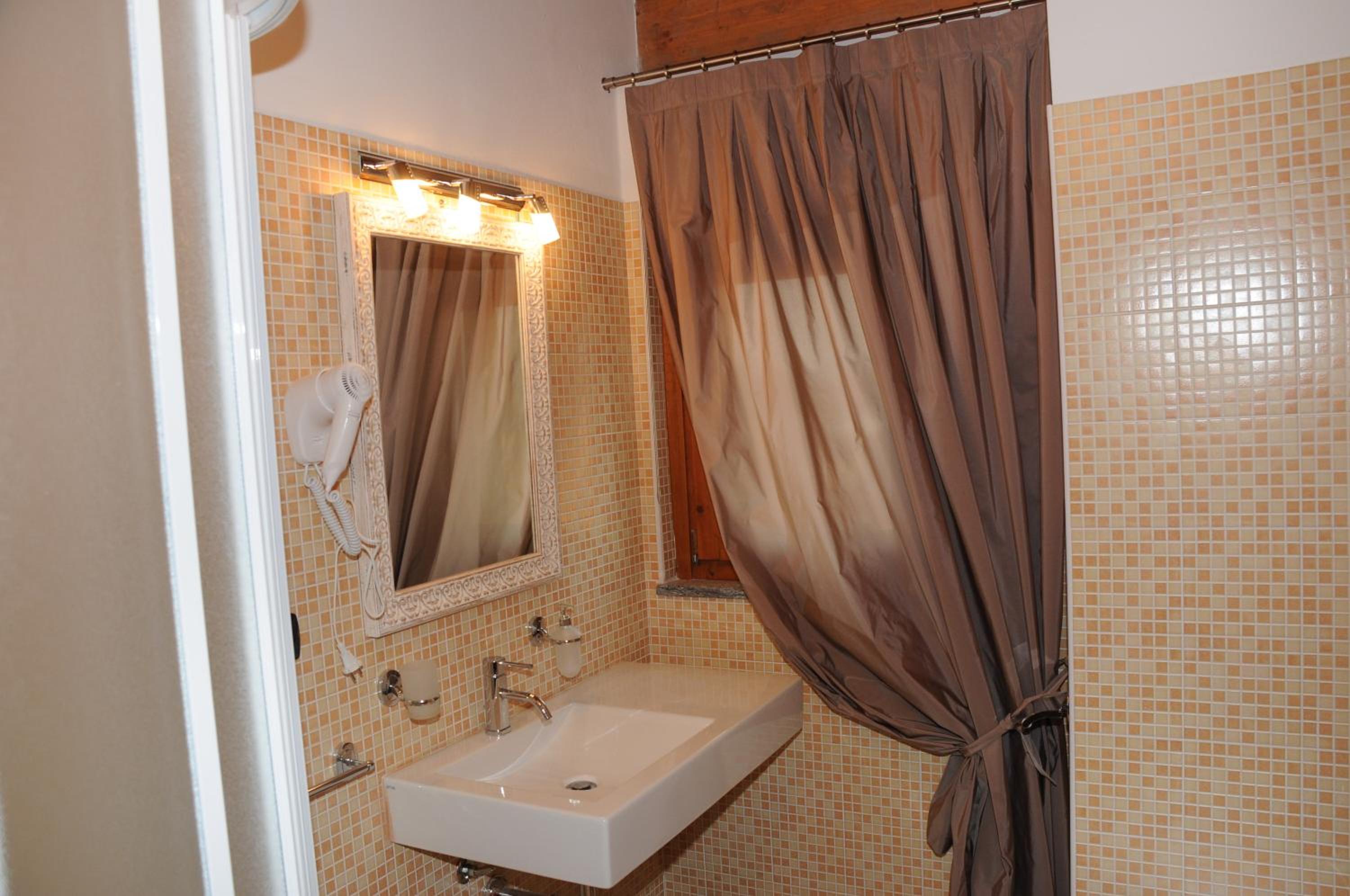 Deluxe One-Bedroom Apartment
