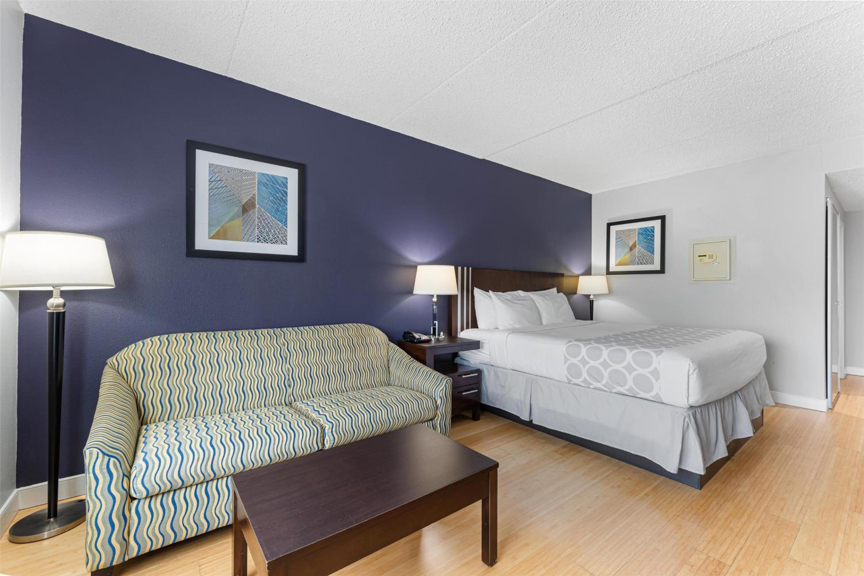 King Room with Sofa Bed - Pet Friendly photo 3