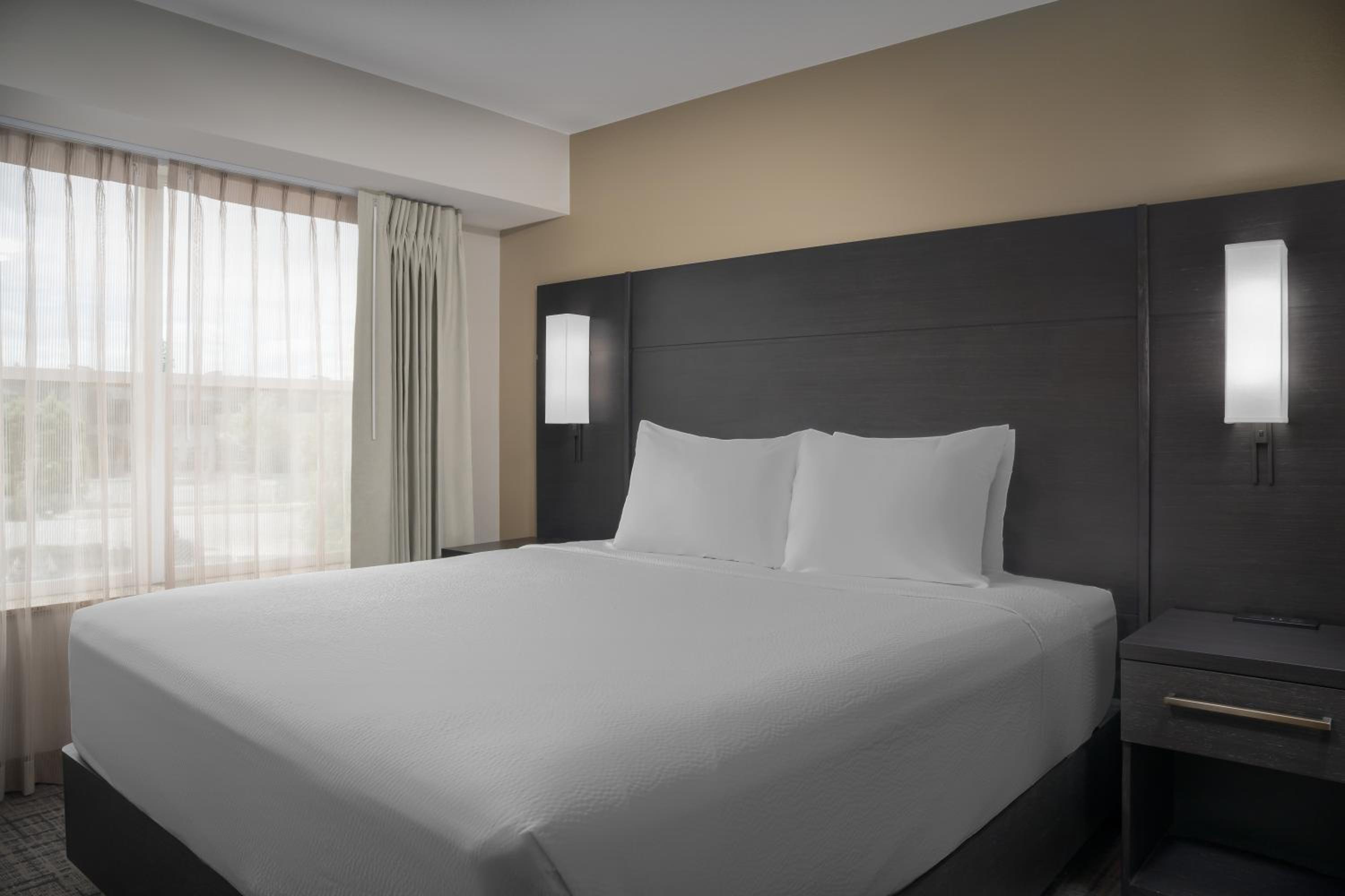 One-Bedroom Queen Suite with Sofa Bed and Adapted Tub - Mobility Accessible photo 1