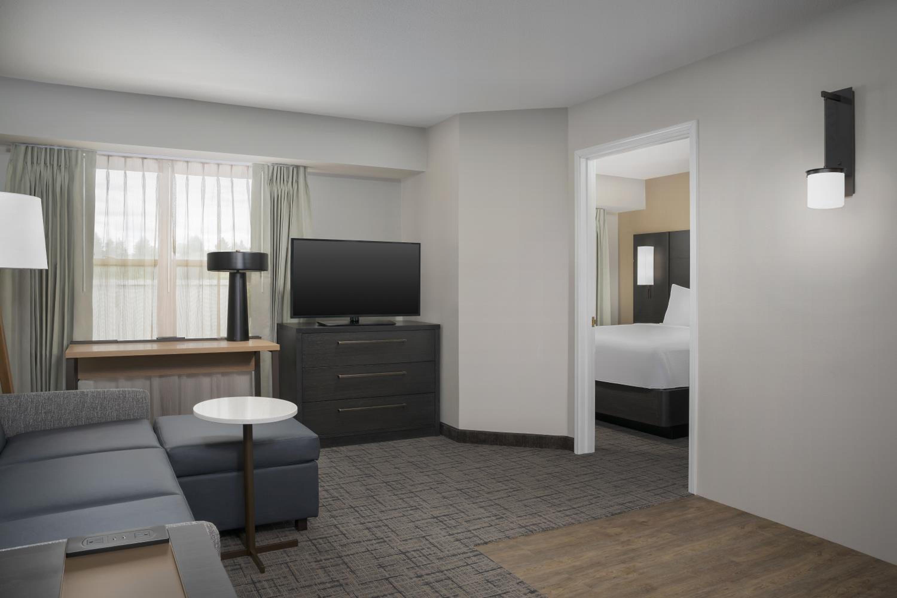 One-Bedroom Queen Suite with Sofa Bed and Adapted Tub - Mobility Accessible photo 2