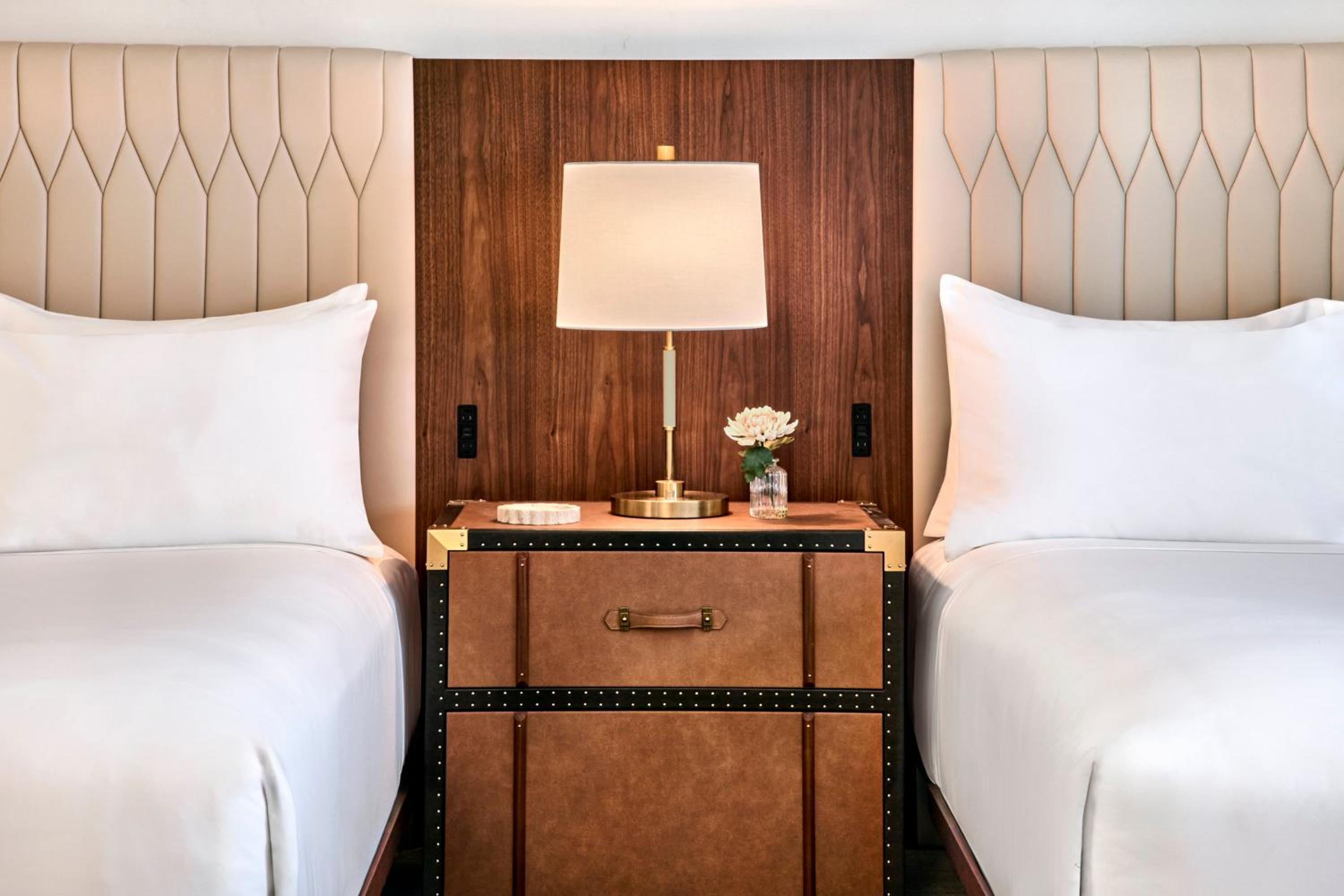 Accessible Deluxe Room 2 Queen Beds thumbnail 5