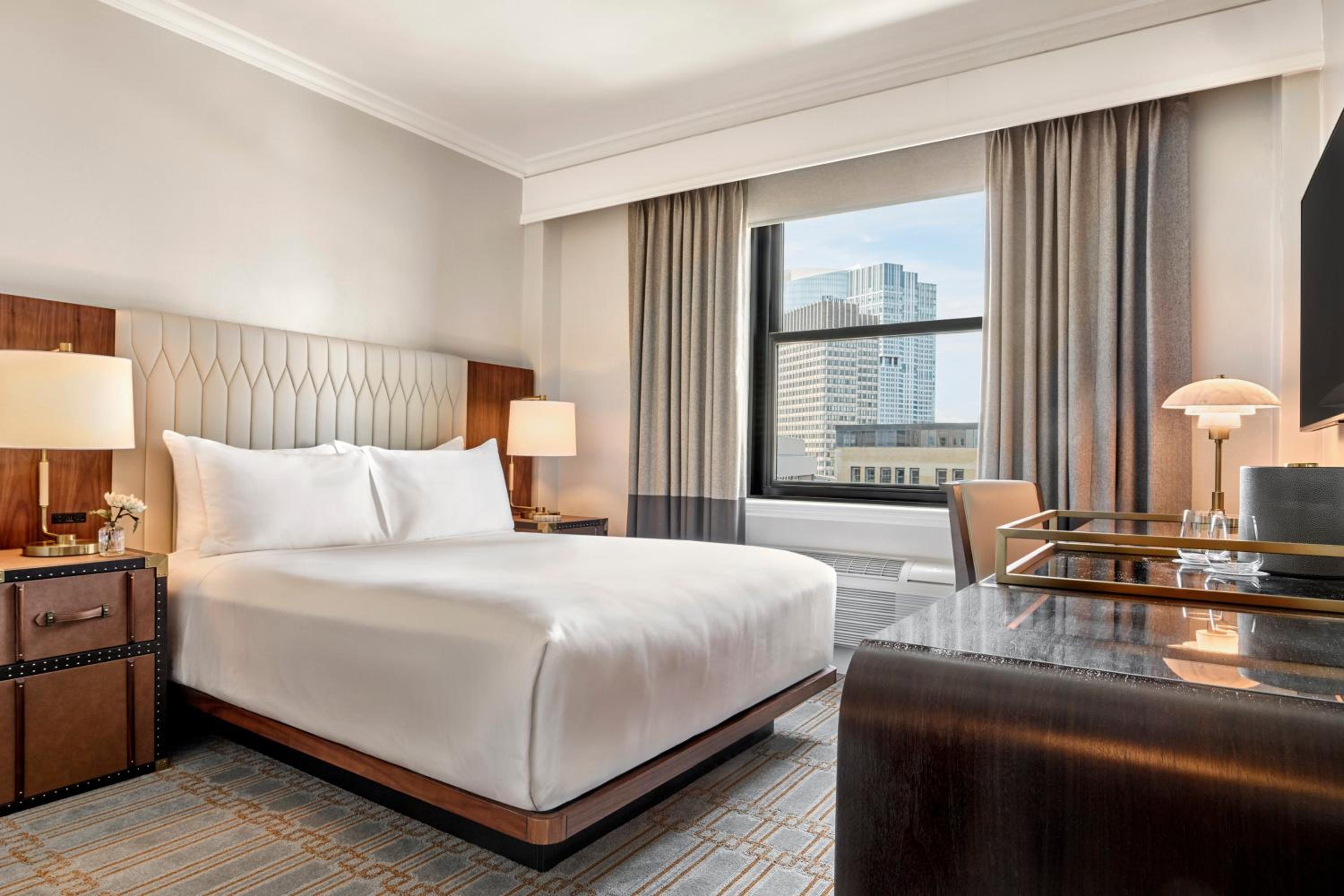 Traditional Room - 1 Queen Bed thumbnail 5