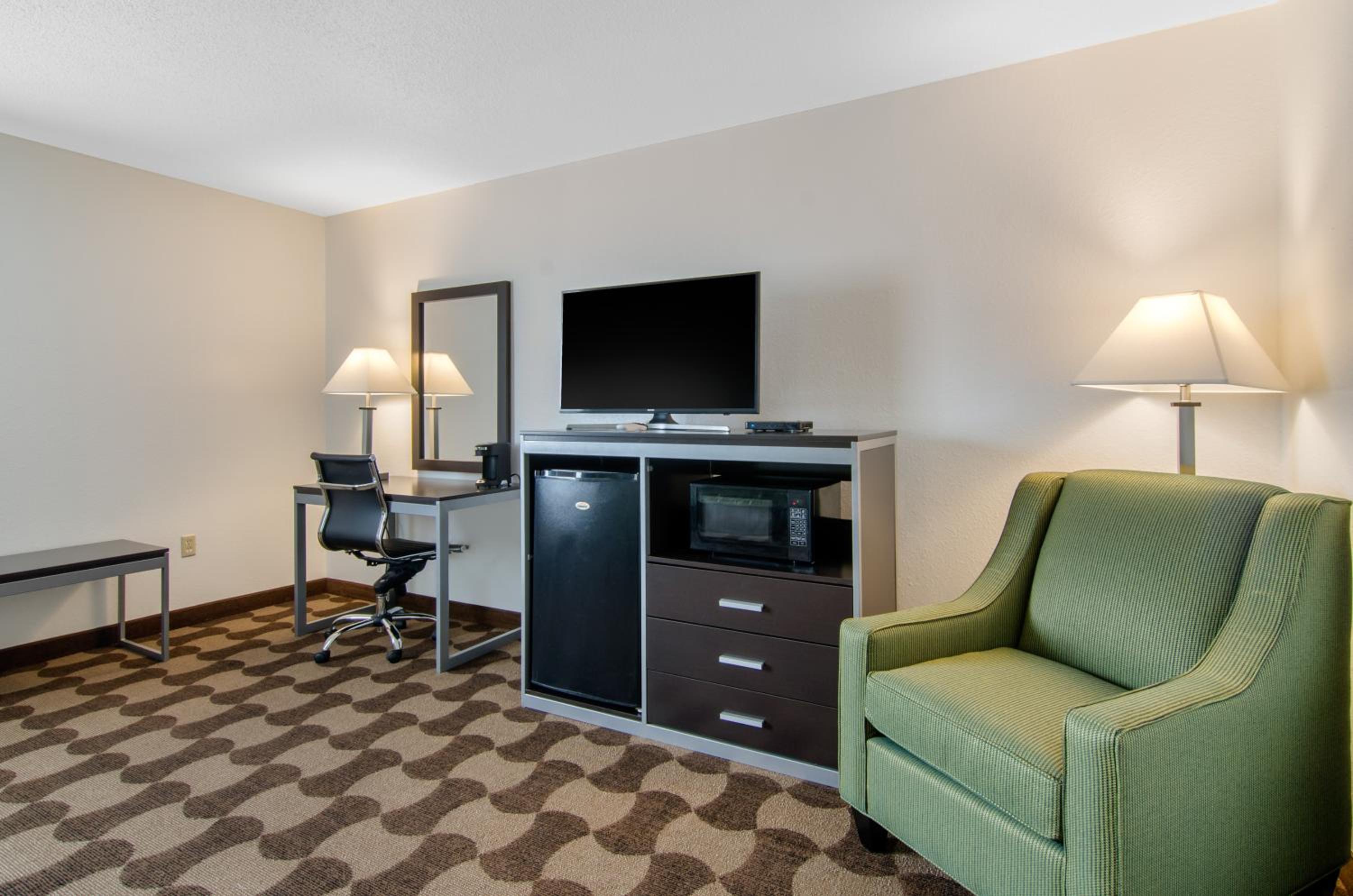 Family Room with Three Queen Beds - Non Smoking