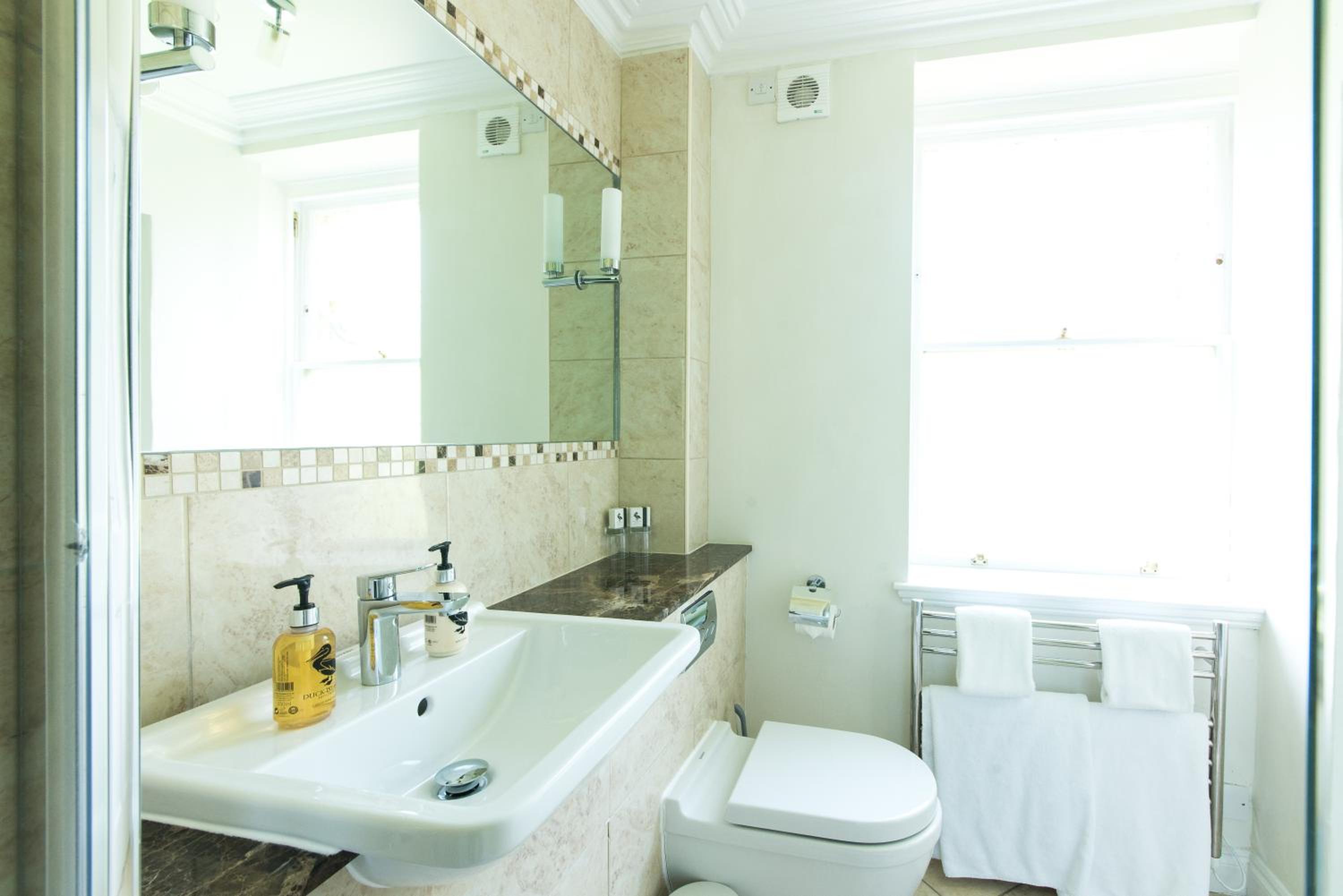 Deluxe Double Room - Photo 13
