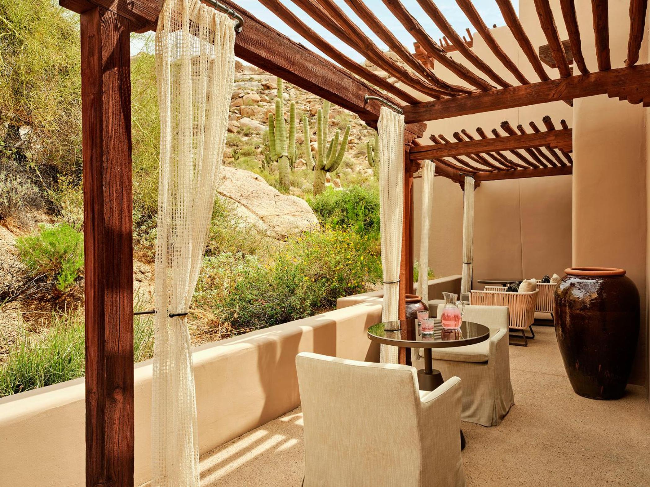Desert Garden Suite king bed