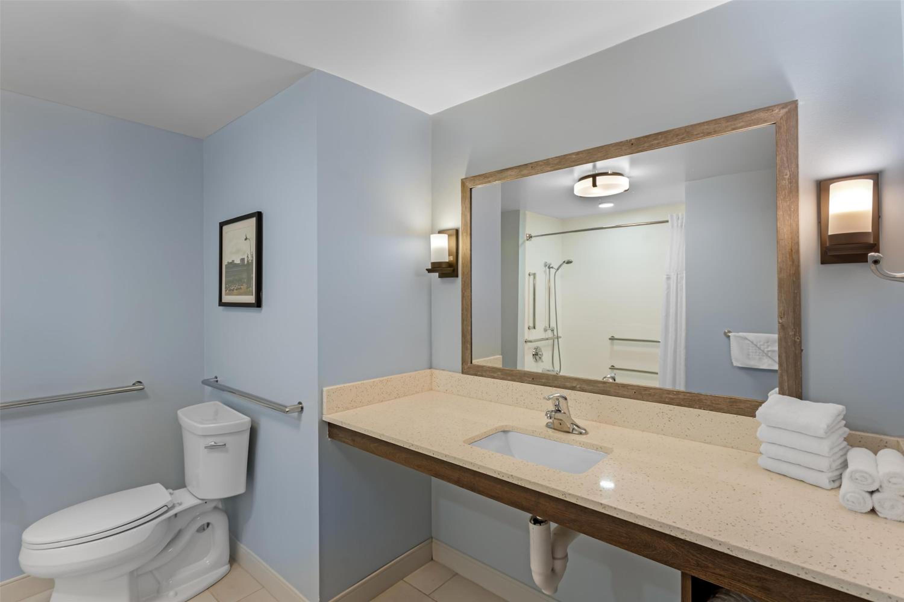 Queen Room with Two Queen Beds and Shower - Disability Access/Non-Smoking photo 3