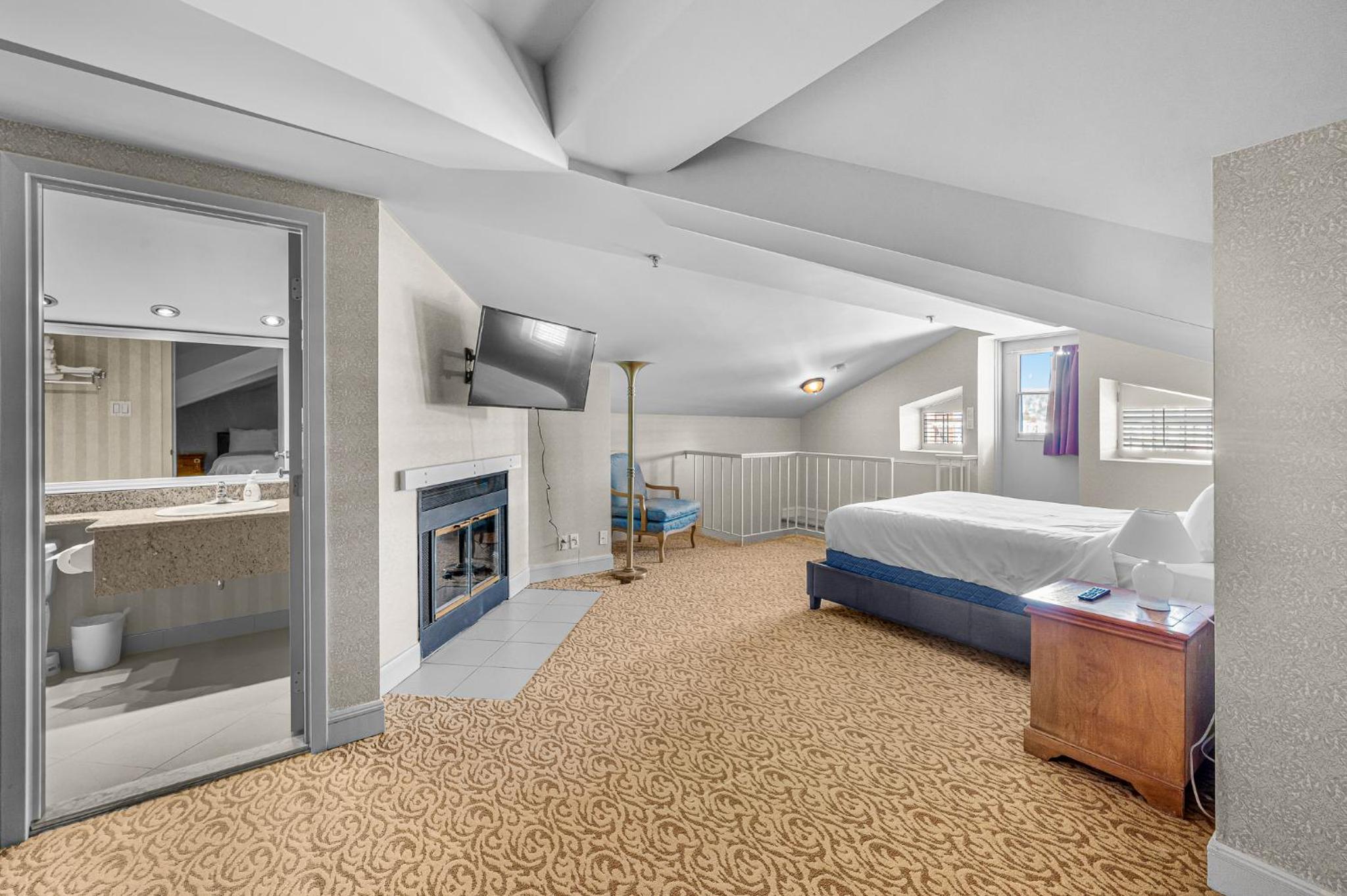Deluxe Two-Bedroom Apartment with Garden View