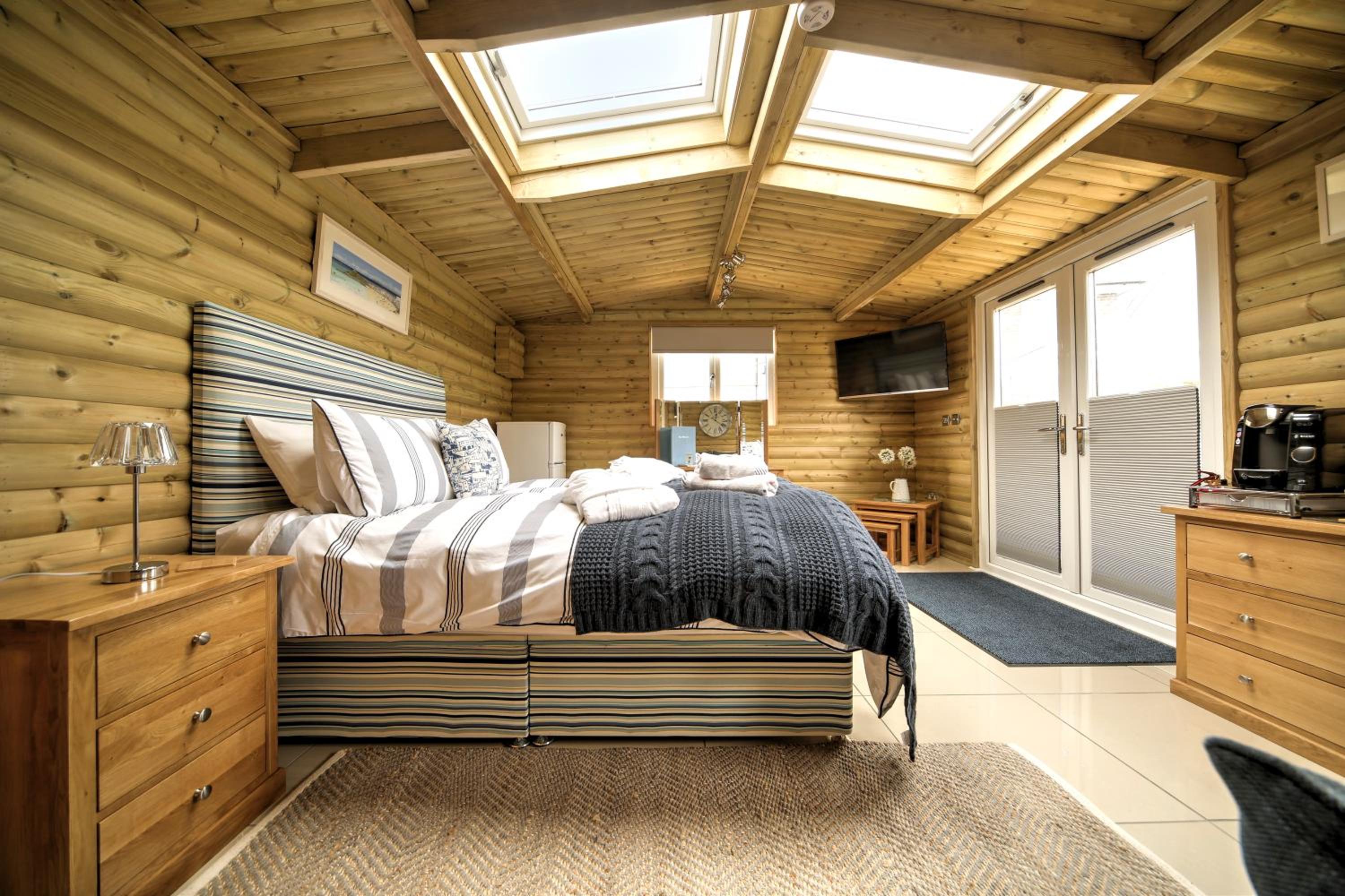 Deluxe One-Bedroom Log Cabin - Photo 3