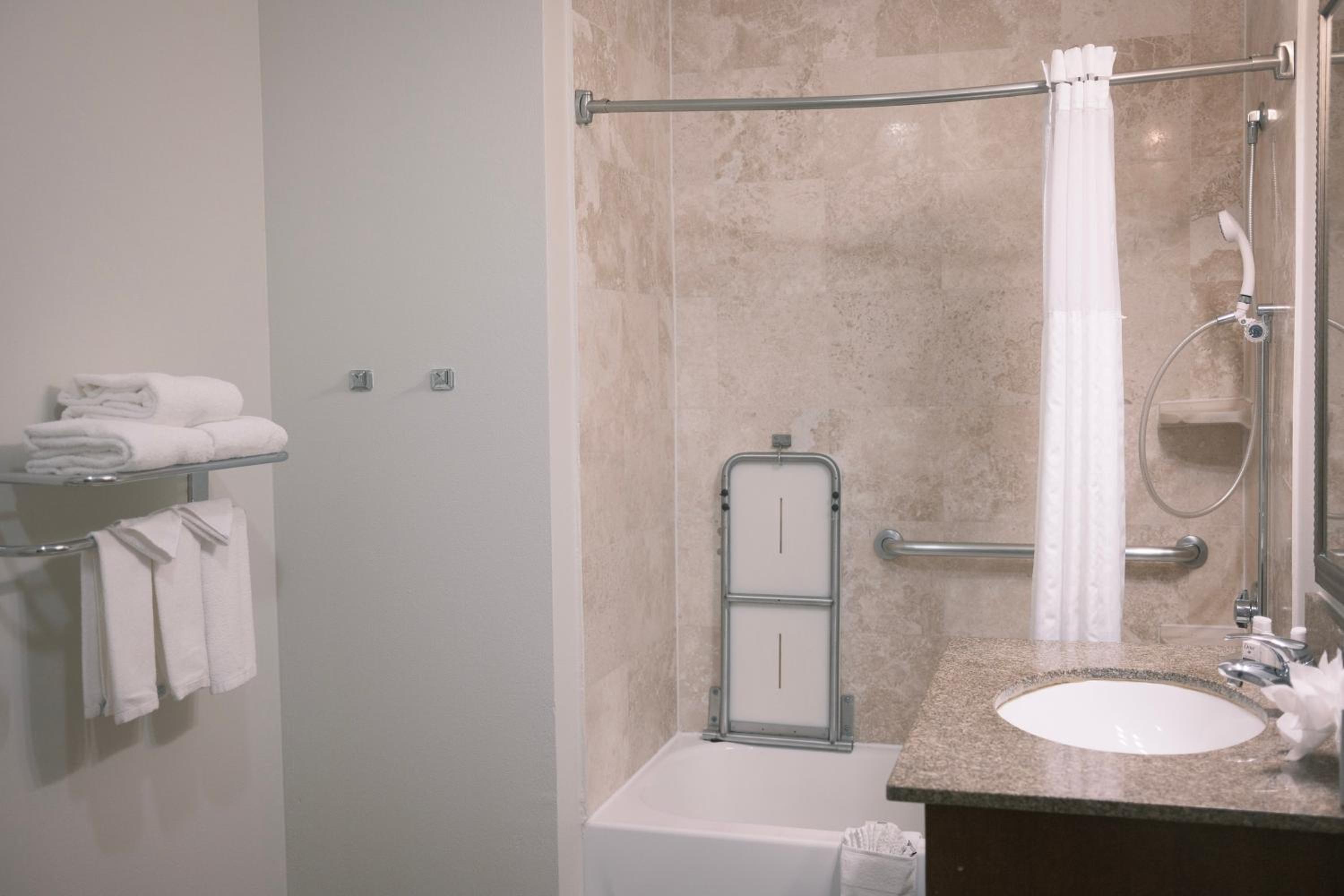 One-Bedroom Queen Room - Communication/Mobility Accessible with Tub - Photo 1