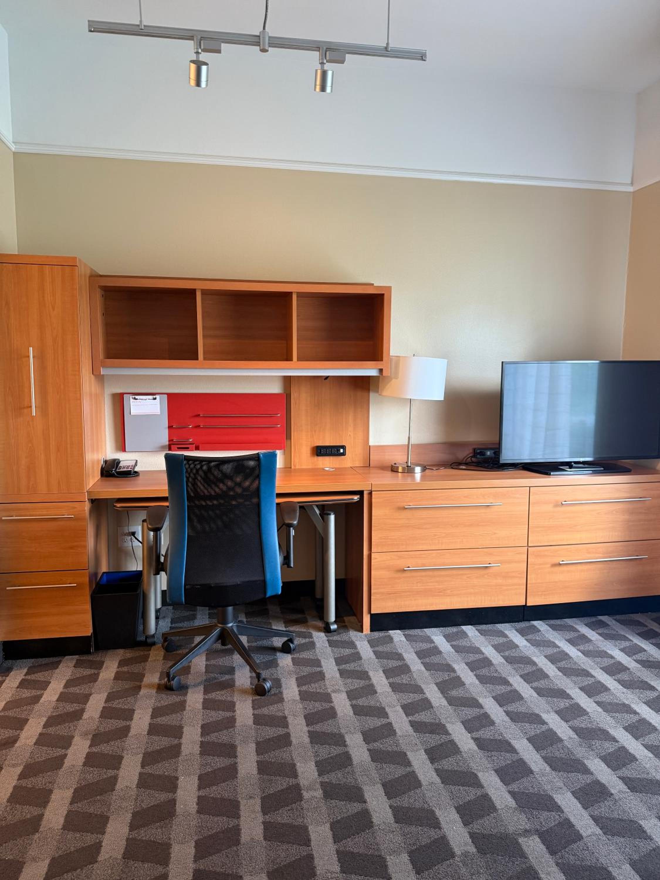 One-Bedroom Queen Suite with Sofa Bed and Roll-in Shower - Mobility and Hearing Accessible photo 3
