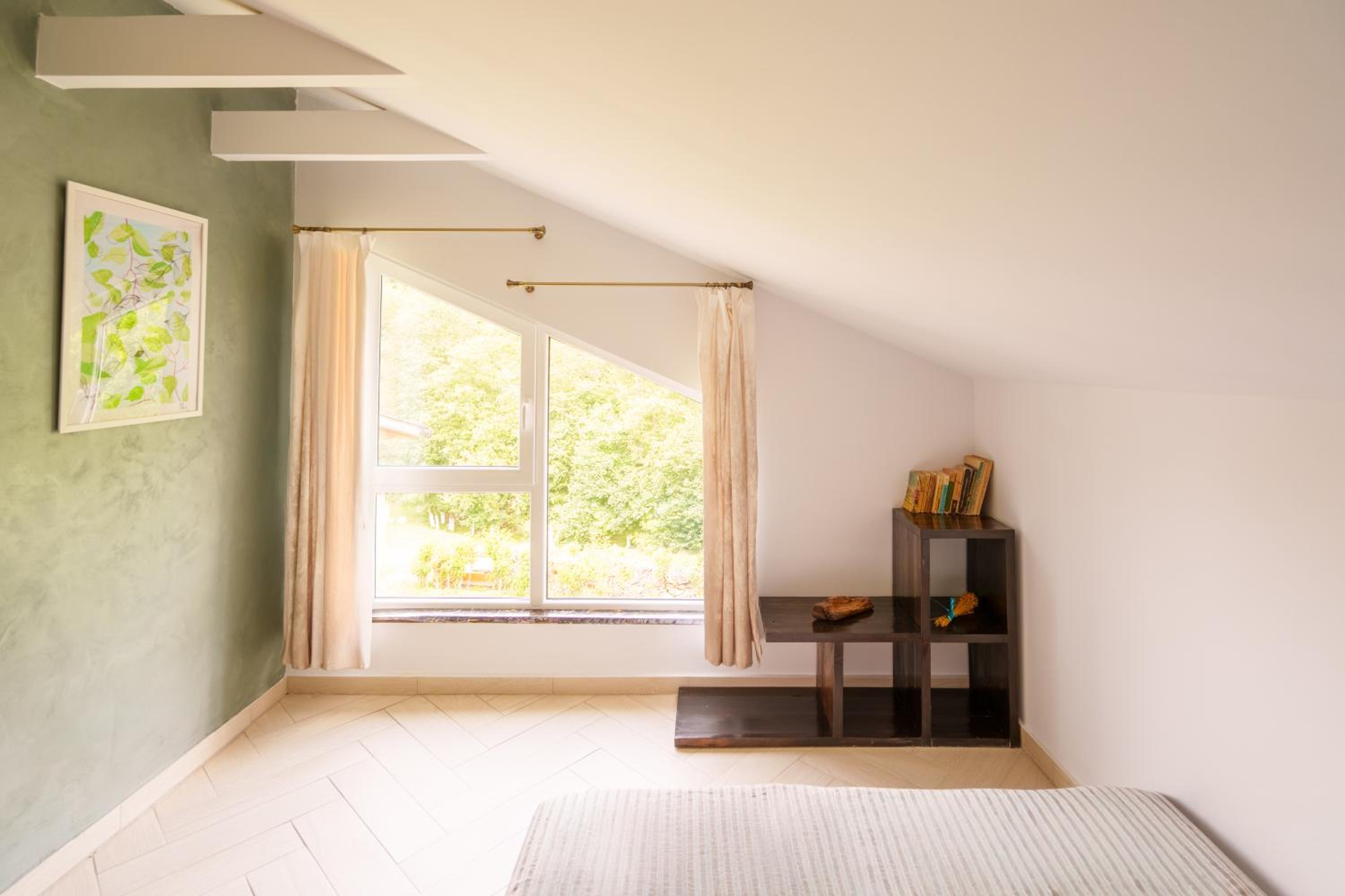 Apartment with Mountain View