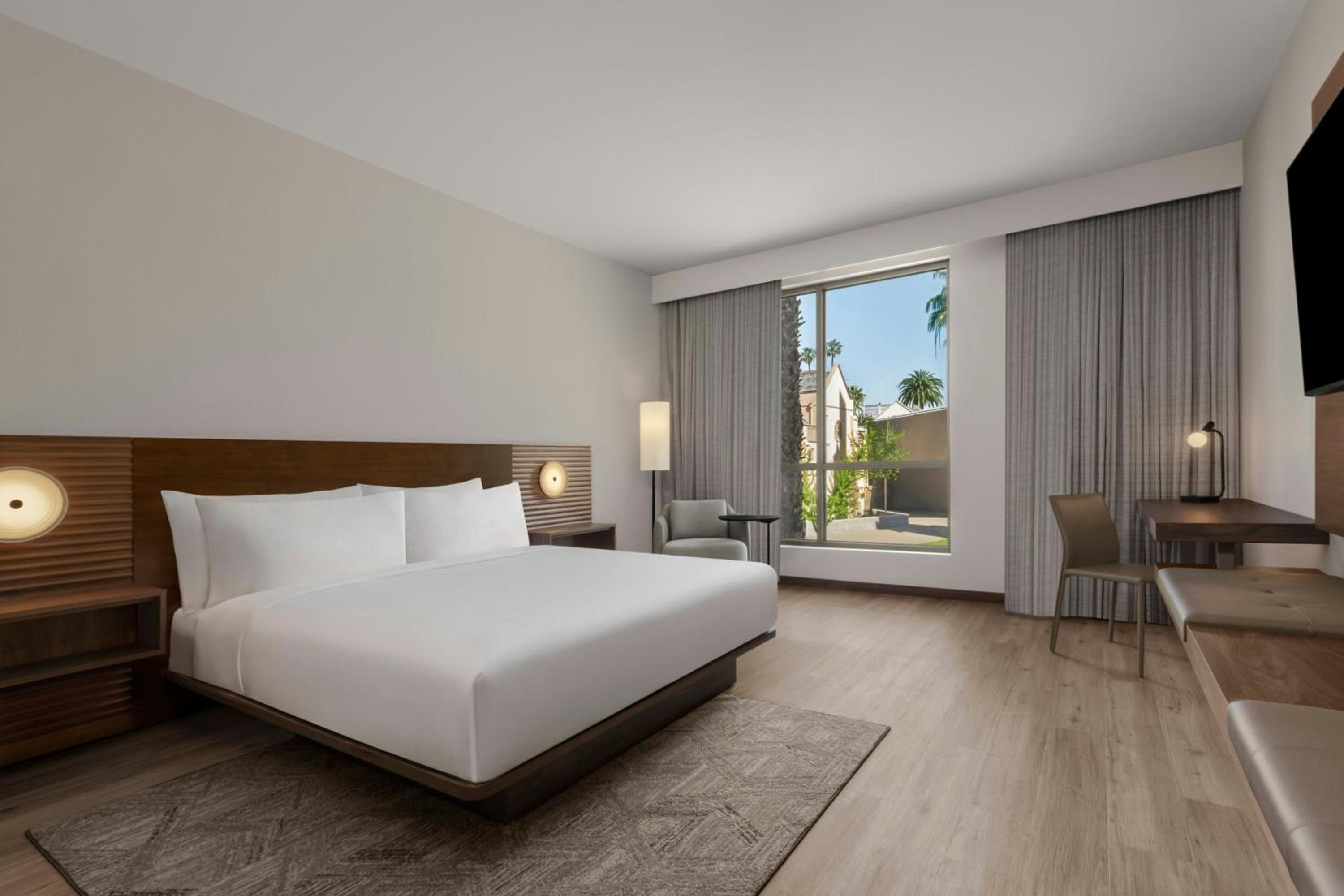Premium Guest Room with One King Bed and View - Hearing Accessible - Photo 2