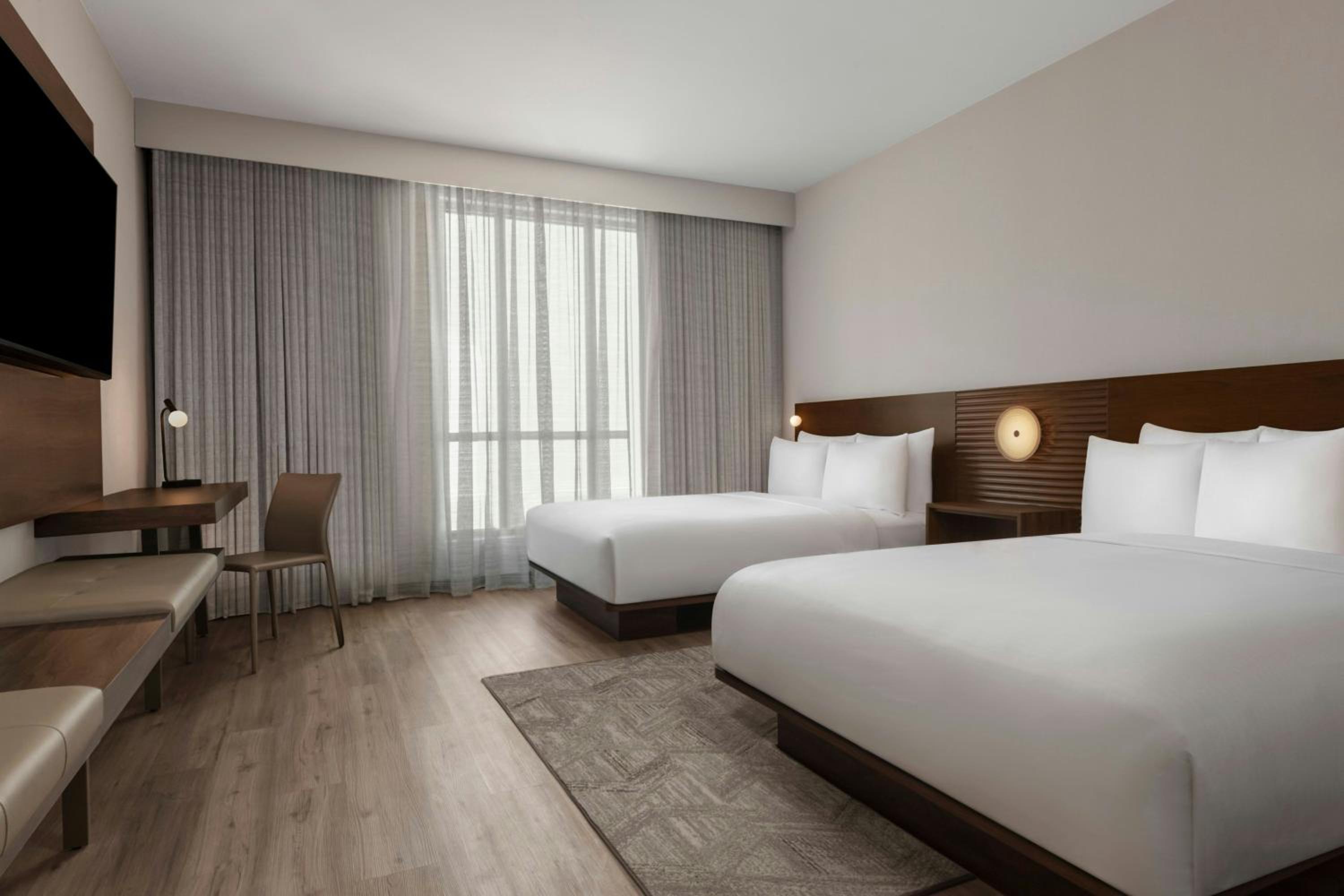 Queen Room with Courtyard View - Mobility Accessible with Tub