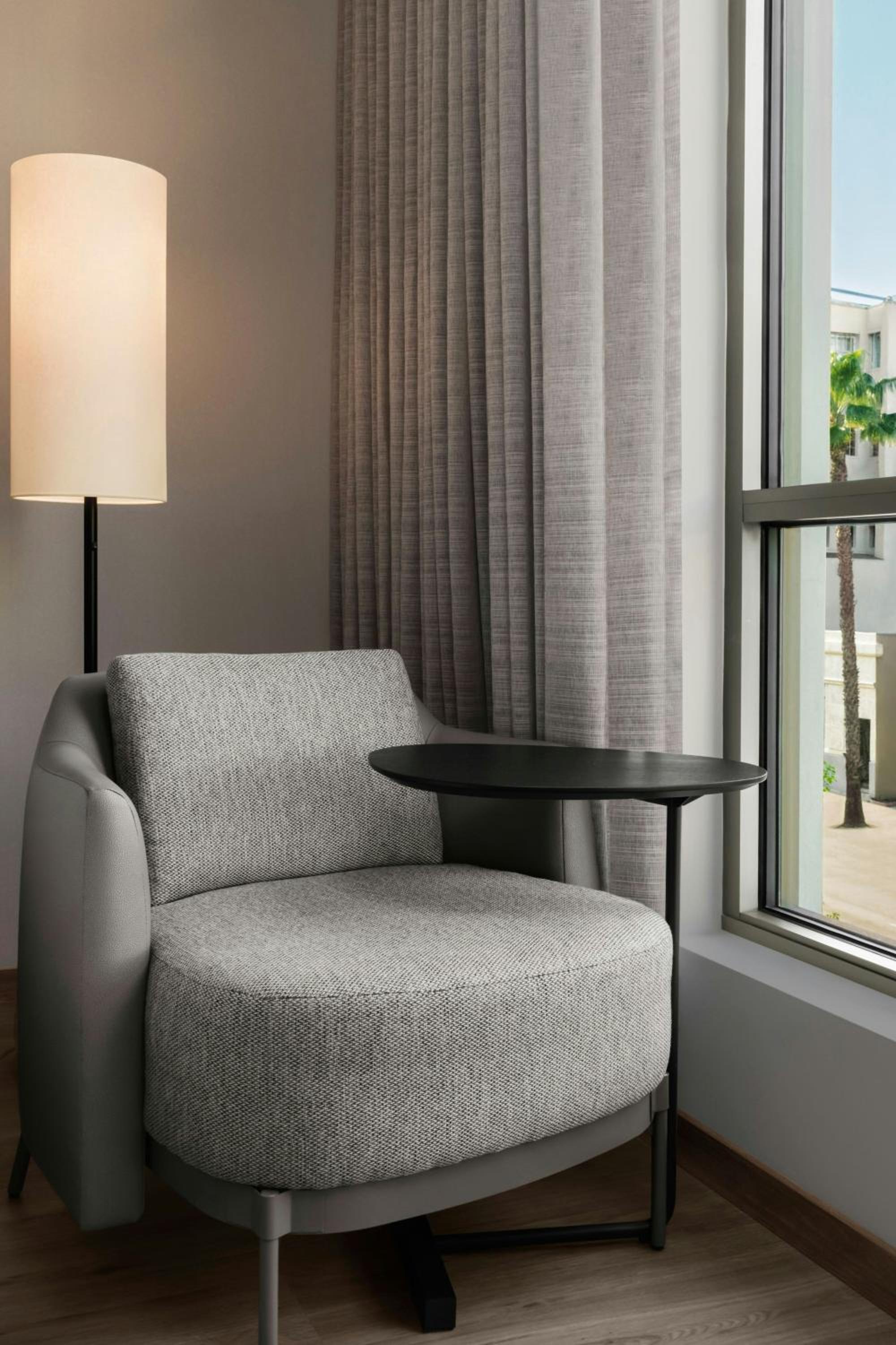 Premium Guest Room with One King Bed and View - Hearing Accessible - Photo 4