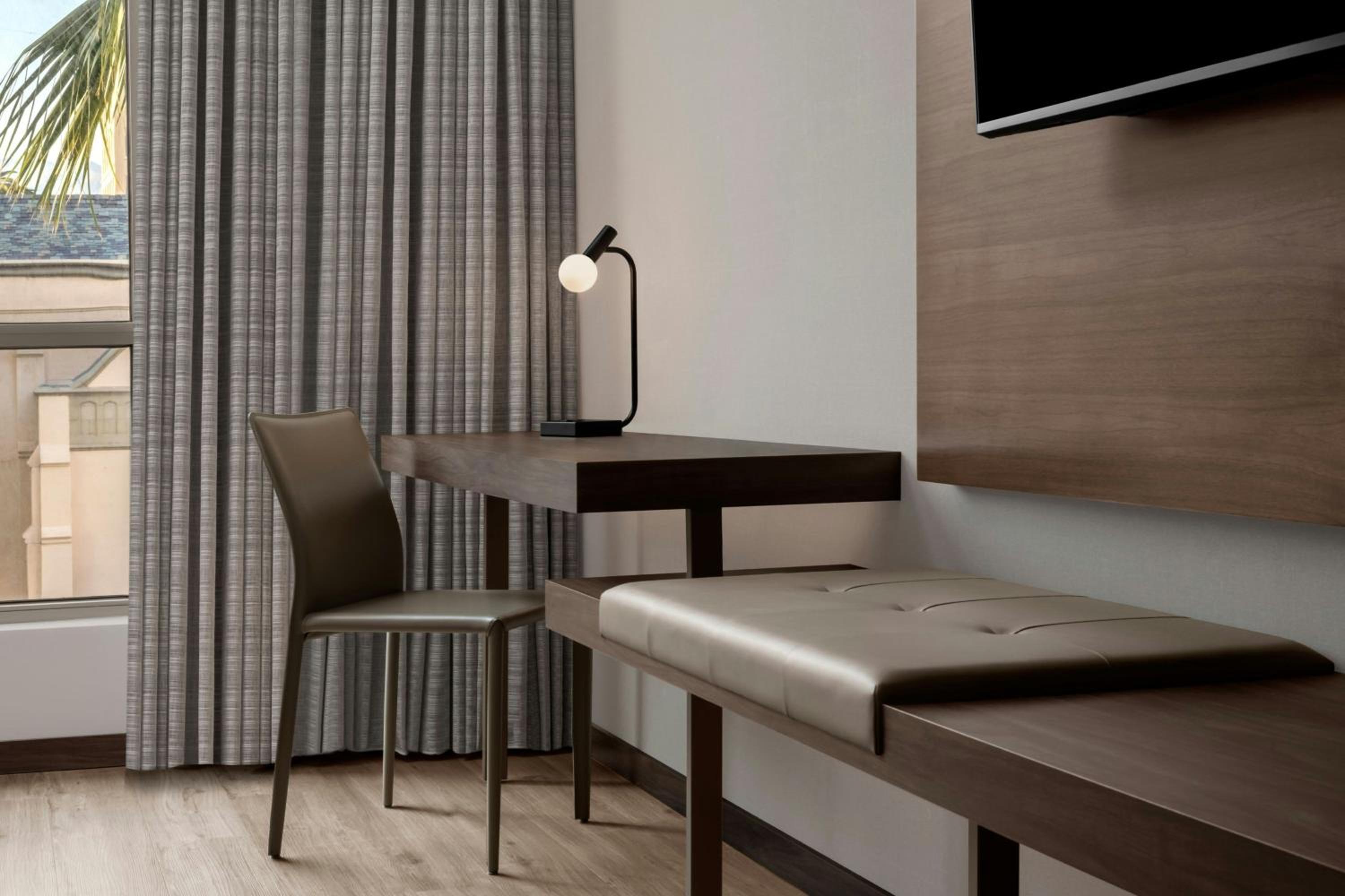 Premium Guest Room with One King Bed and View - Hearing Accessible - Photo 3