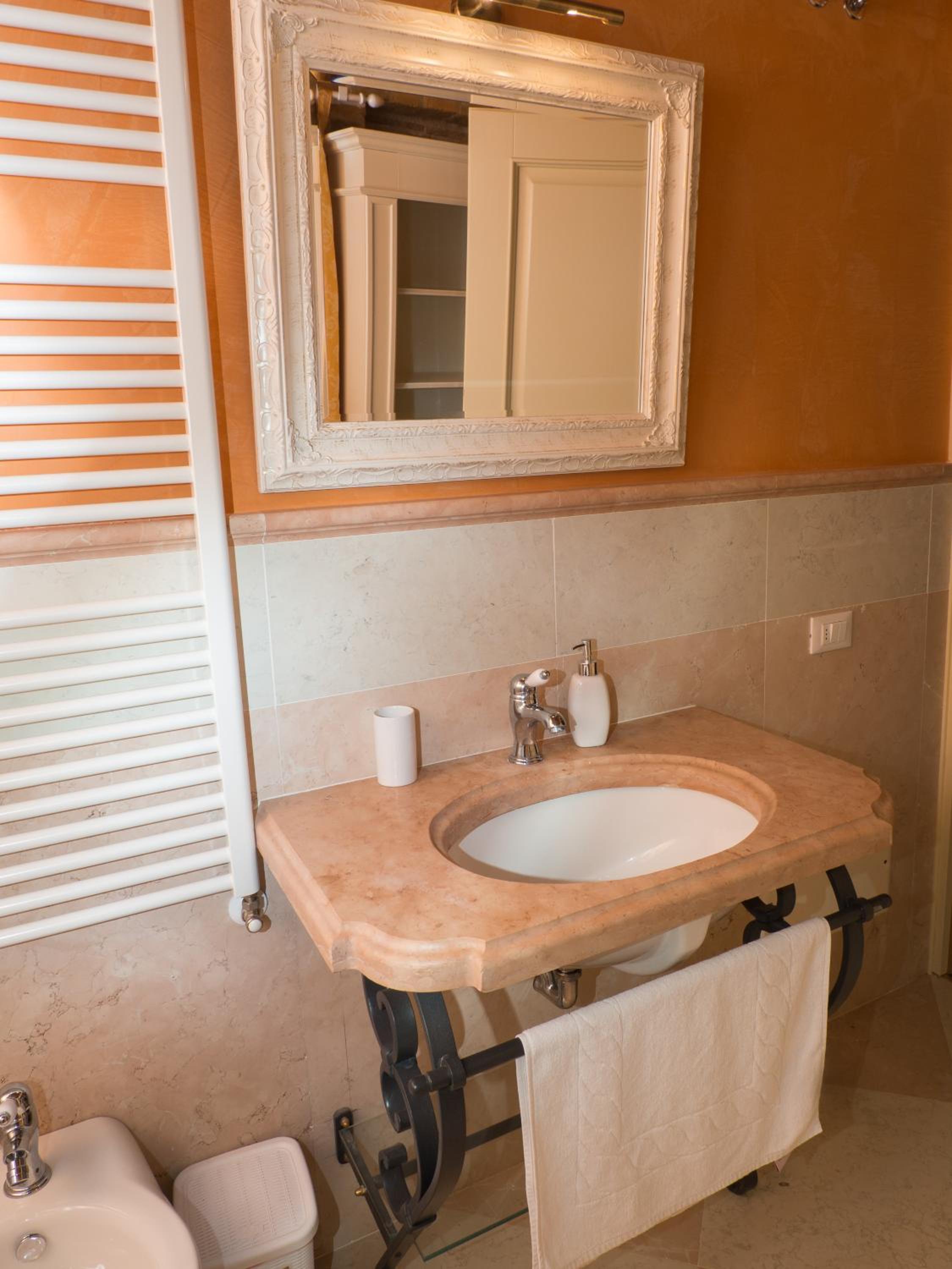Deluxe Suite - Photo 5