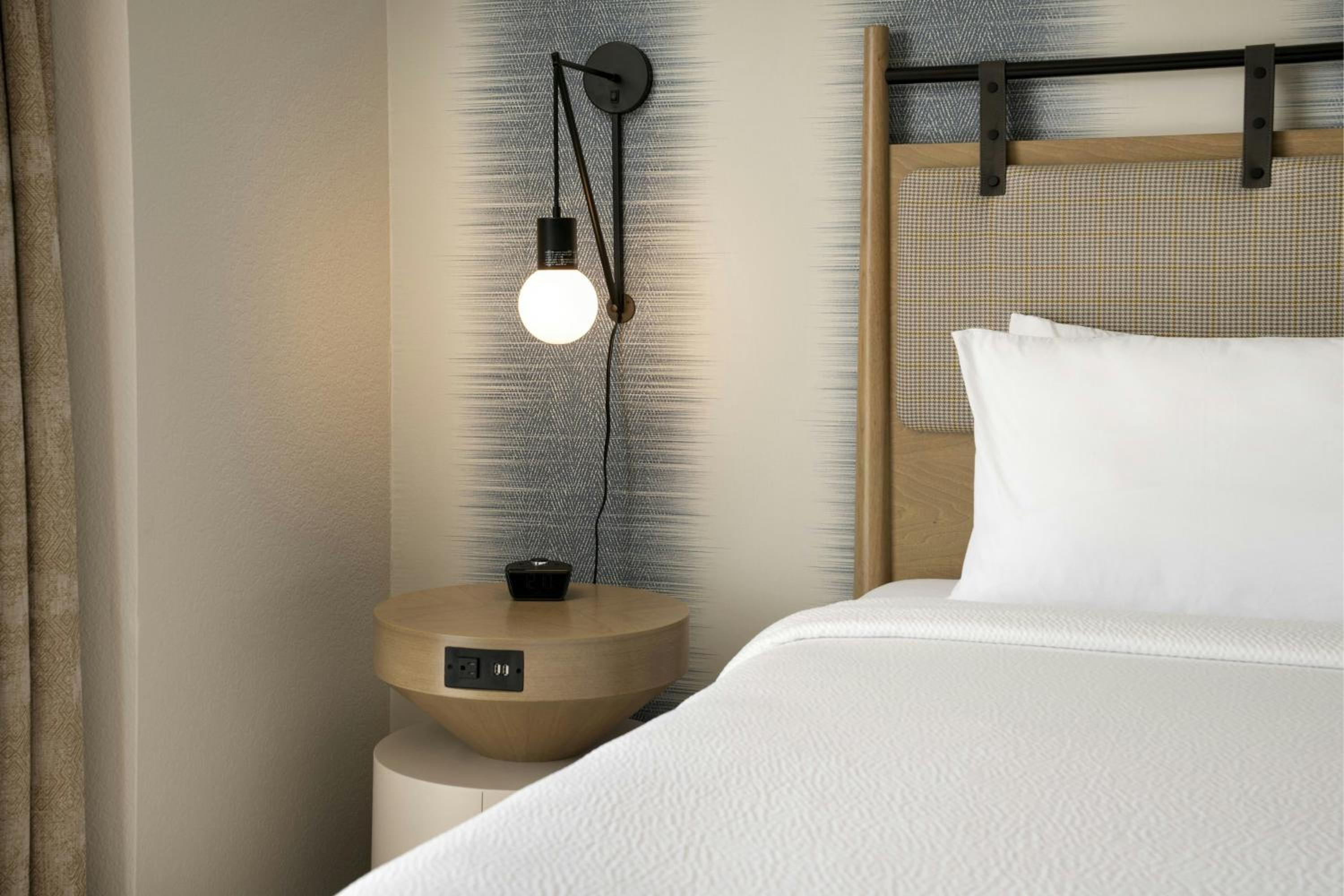 Two-Bedroom Corner Suite - Mobility and Hearing Accessible with Roll-in Shower photo 3